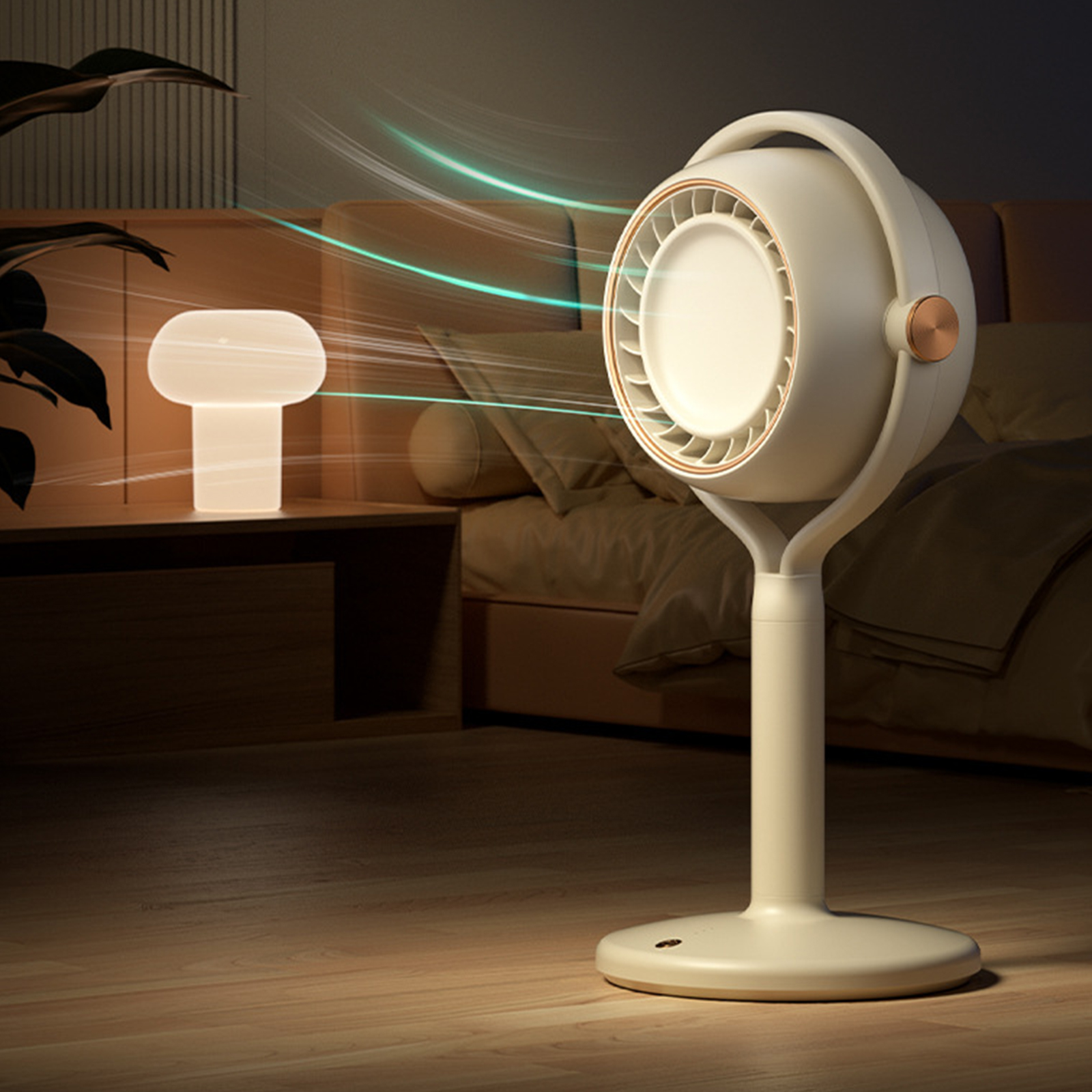 Ein weiß-beiger Schreibtischventilator auf einem Holzboden neben einer pilzförmigen Lampe.