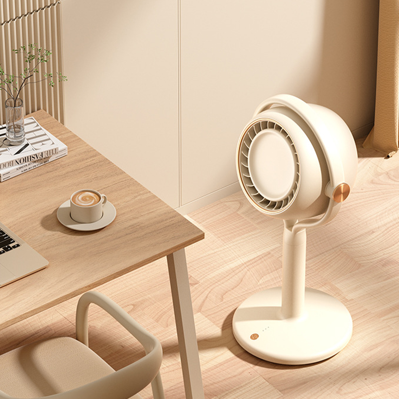 Ein weiß-beiger Schreibtischventilator auf einem Holztisch. Eine Tasse Kaffee steht auf einer Untertasse.