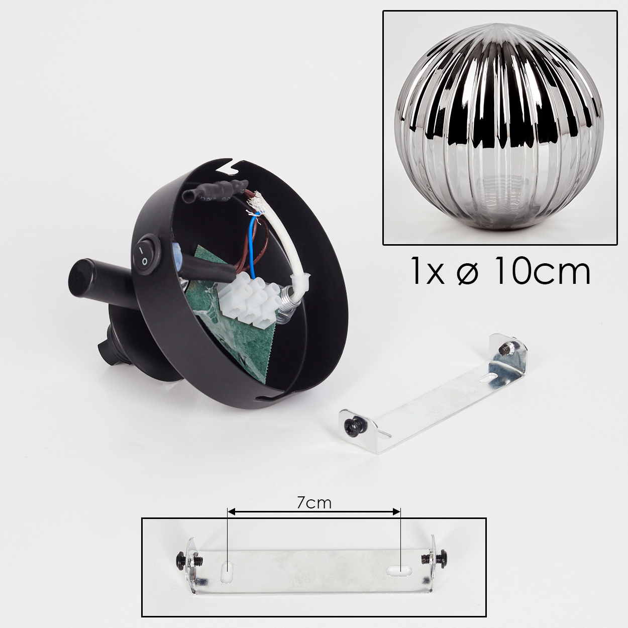 Komponenten einer Lampe: ein schwarzes kreisförmiges Gehäuse, eine Metallhalterung und ein gerippter Glaskolben.