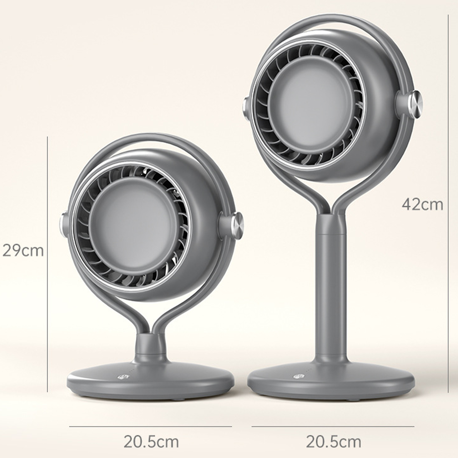 Zwei graue Schreibtischventilatoren. Einer größer, einer kleiner. Beide haben ein rundes Design.