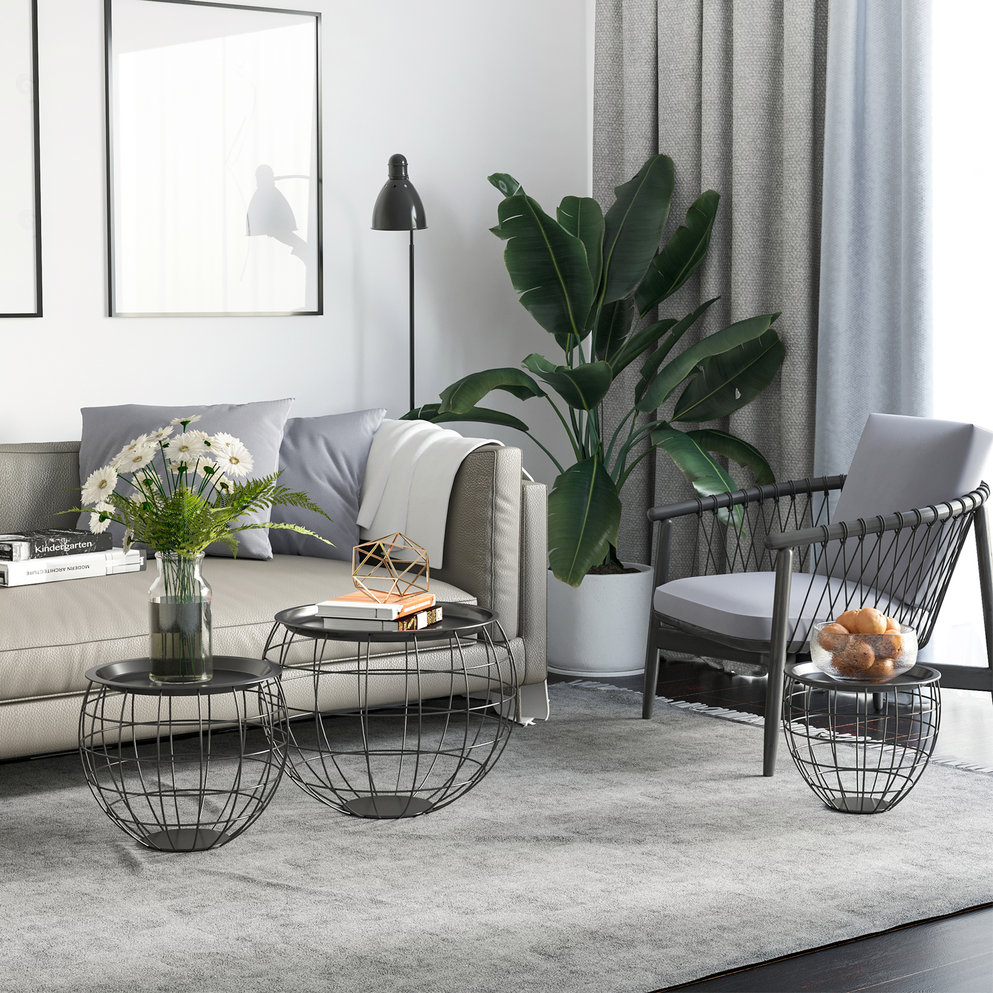 Ein Wohnzimmer mit schwarzen Beistelltischen mit Drahtrahmen, einem Sofa, einer Pflanze, einem Stuhl und einem Teppich. Fenster und Kunst an der Wand.