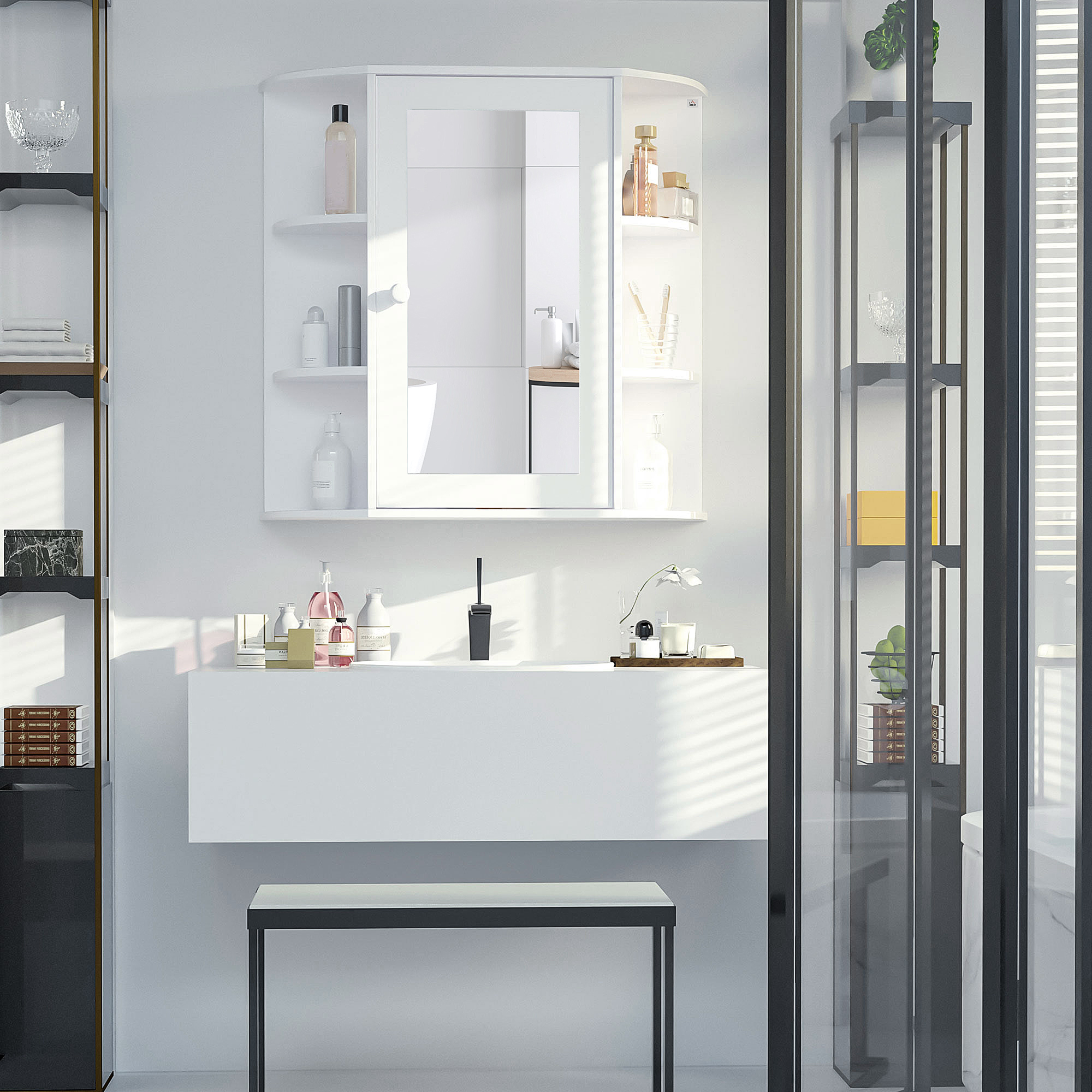Weißes Badezimmer mit Waschtisch, Spiegel und Regalen mit Toilettenartikeln und Dekoration.
