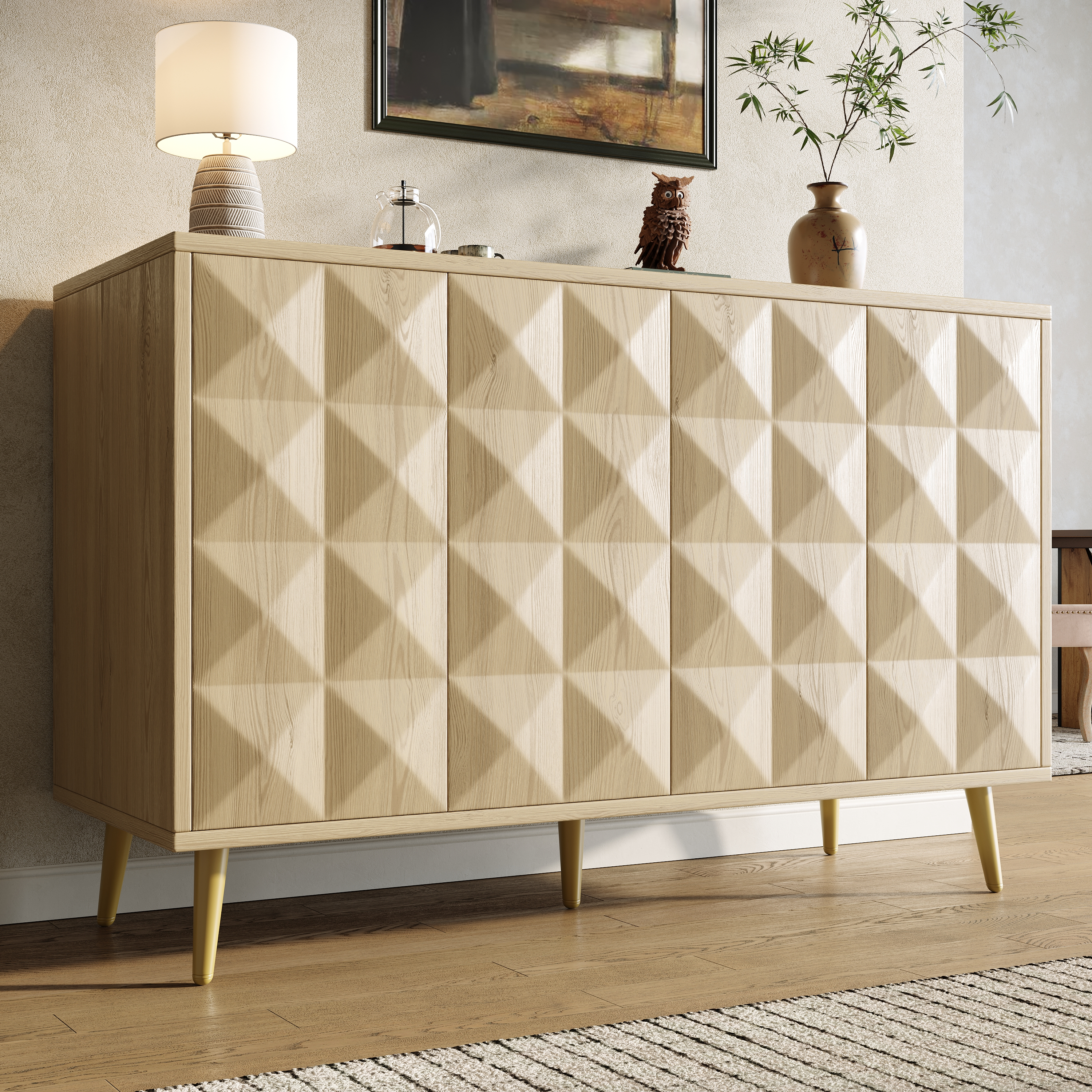 Holzschrank mit geometrischem Design auf Türen. Eine Lampe, Deko und Pflanzen stehen auf dem Schrank.