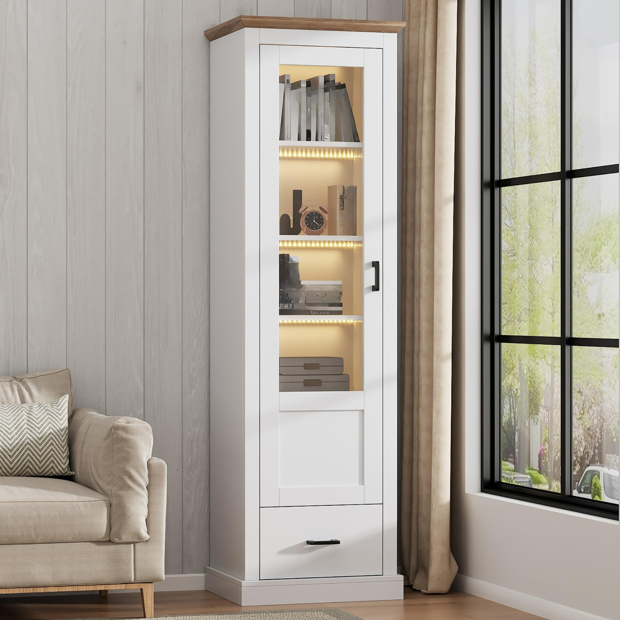 Hoher weißer Schrank mit Glastür und Holzplatte. Es hat Regale und eine Schublade.