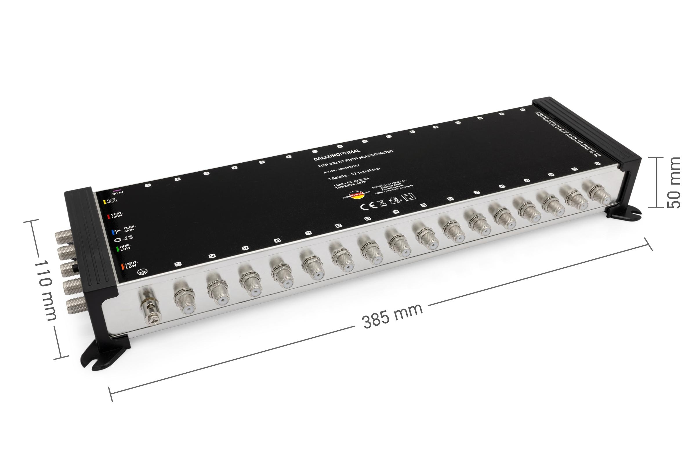 Schwarzes und silbernes elektronisches Gerät mit mehreren Anschlüssen und Anschlüssen, Abmessungen auf weißem Hintergrund.