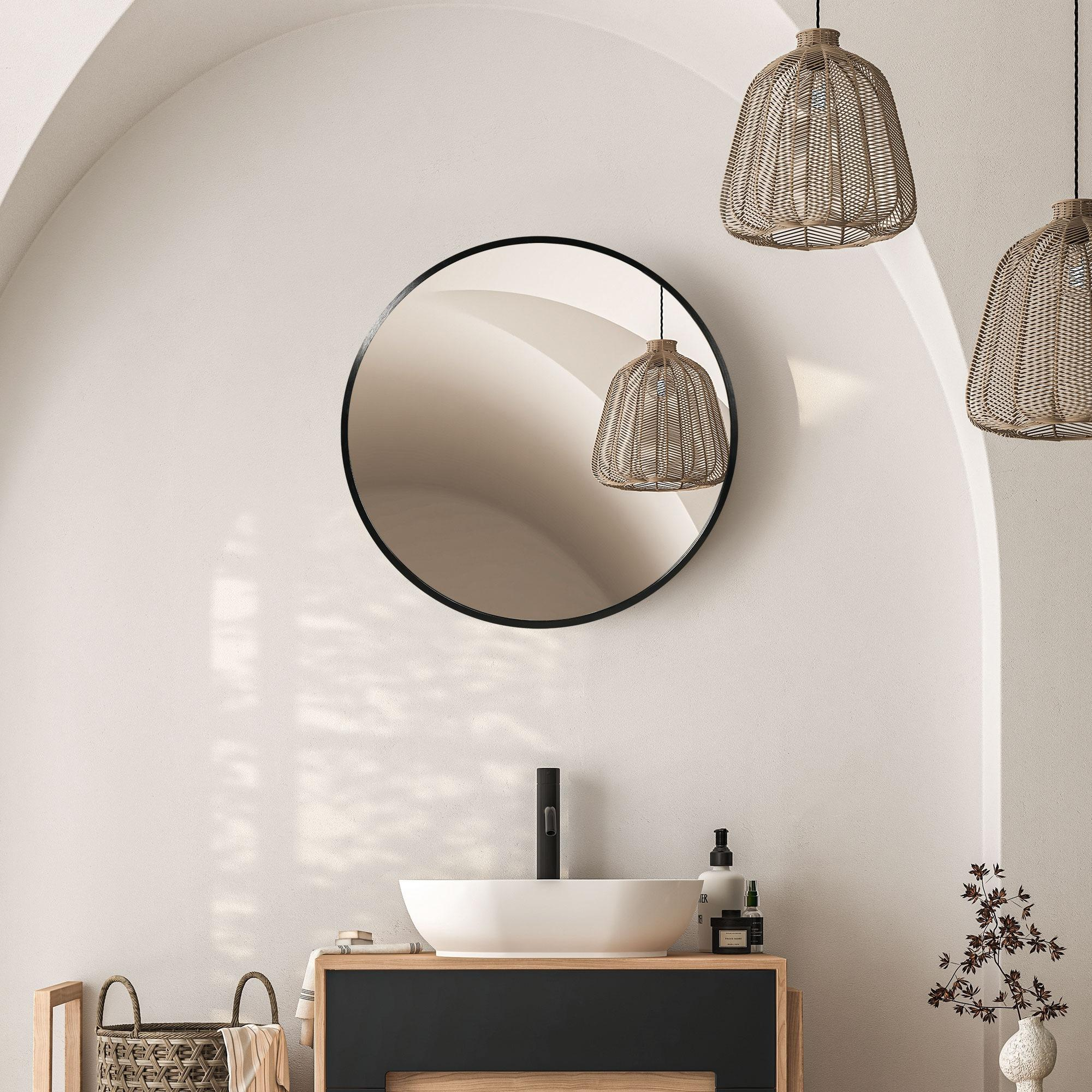 Badezimmer-Interieur mit rundem Spiegel, Pendelleuchten und einem Holzwaschtisch mit weißem Waschbecken.