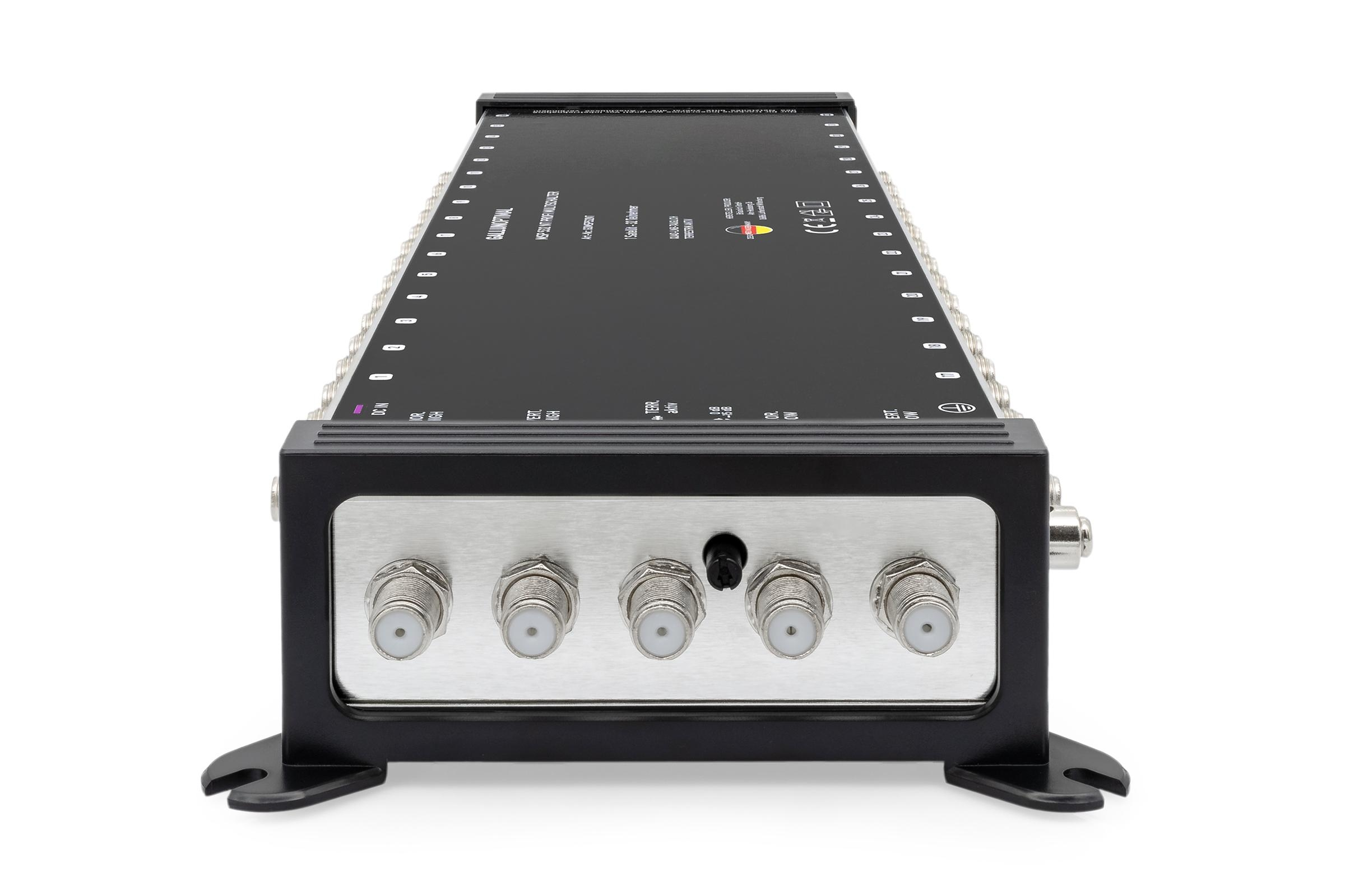Elektronisches Gerät mit mehreren Anschlüssen, schwarz und silber, Winkelansicht, weißer Hintergrund, technisches Design.