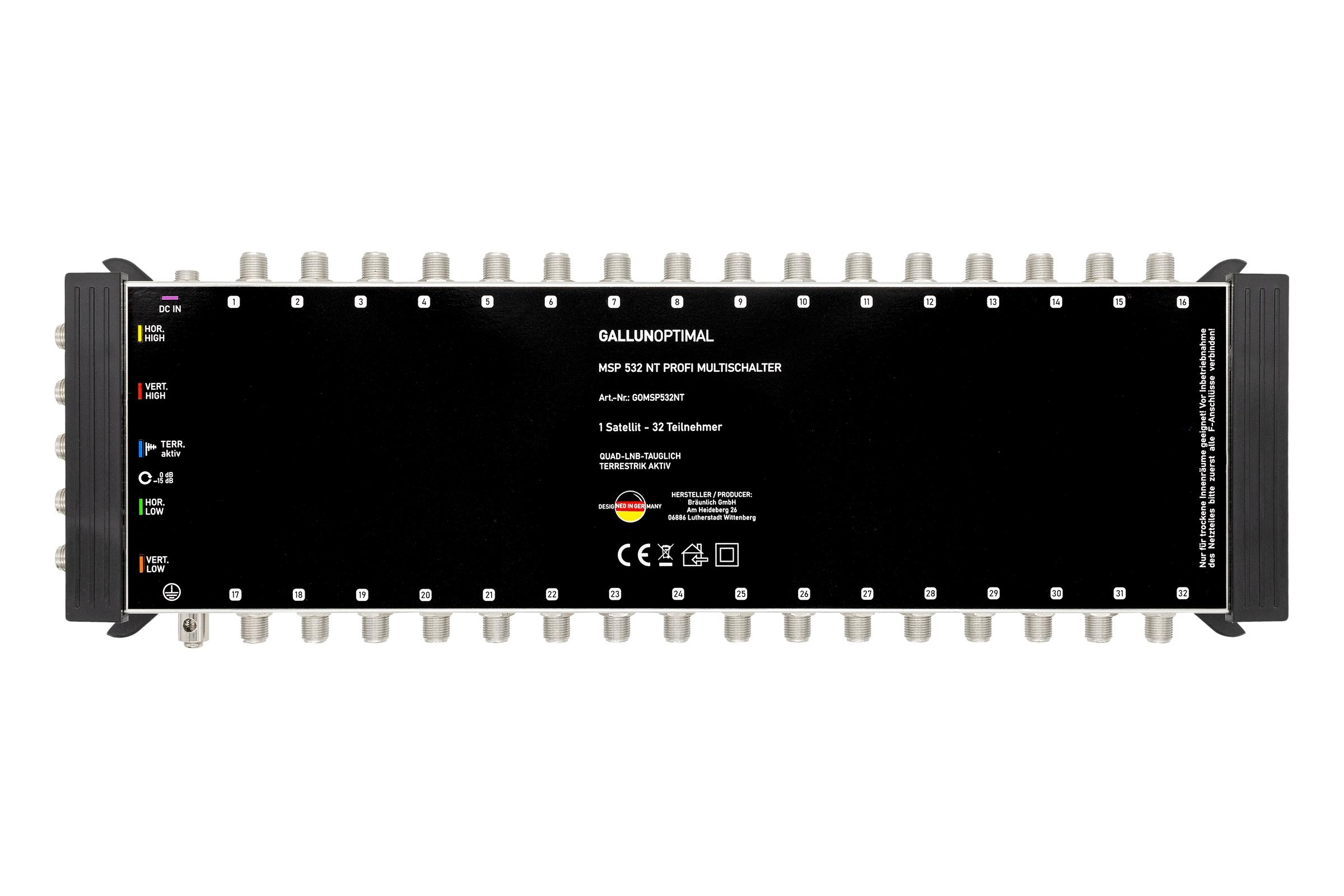 Schwarzes elektronisches Gerät mit vielen Anschlüssen, weißer Hintergrund.