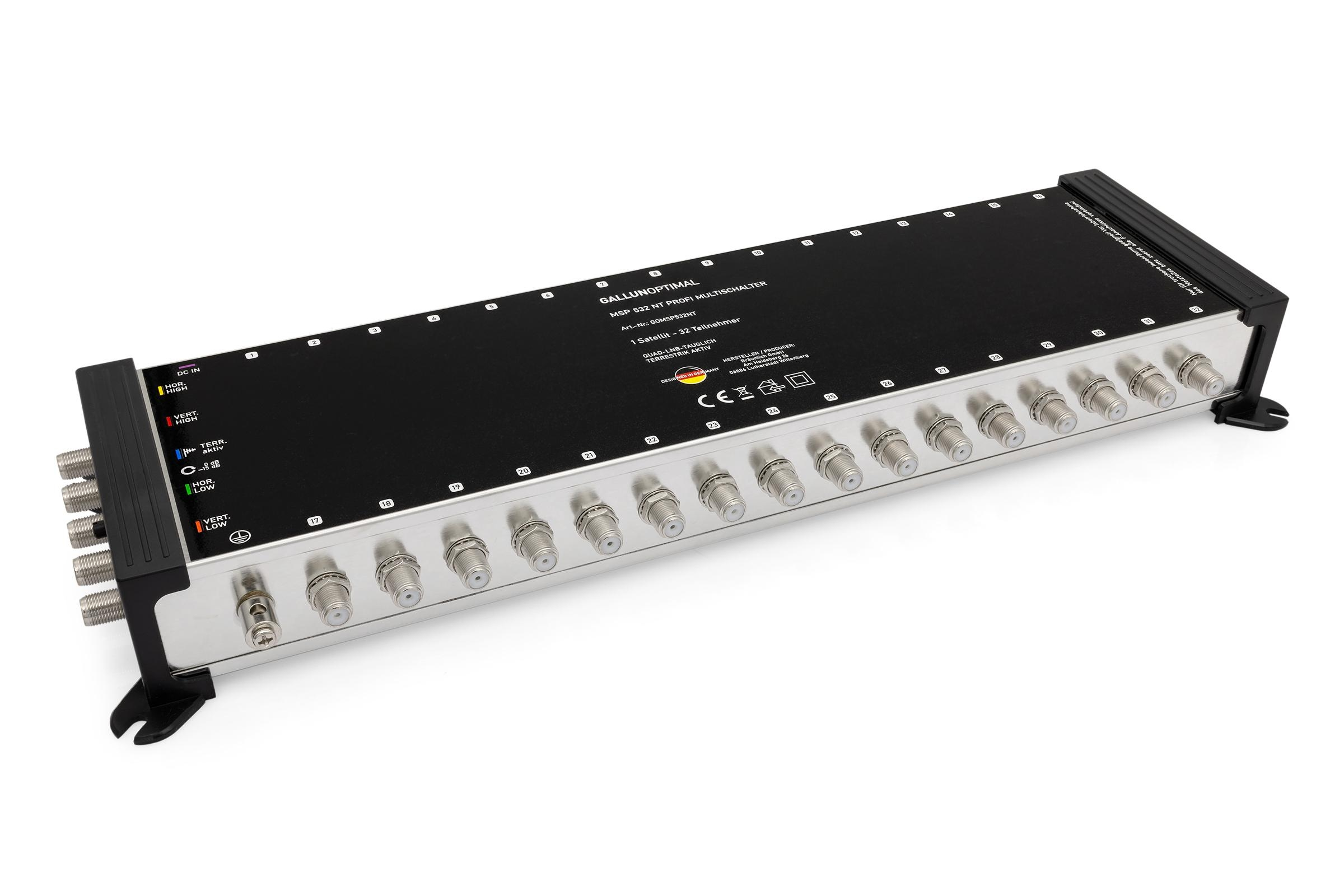 Elektronisches Gerät mit mehreren Anschlüssen und Anschlüssen, schwarz und silber, Winkelansicht, weißer Hintergrund.