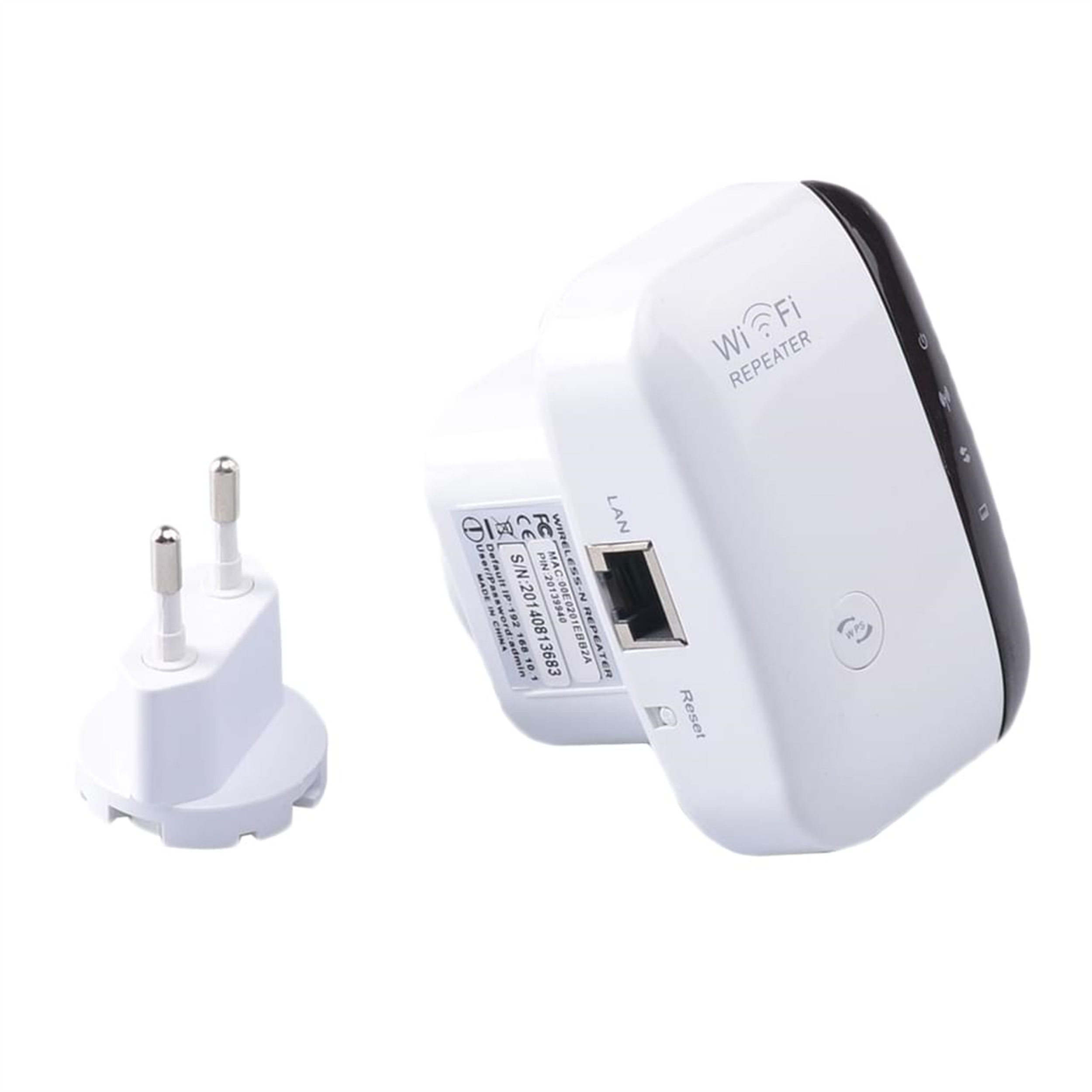Ein weißer WLAN-Repeater mit Stecker und LAN-Anschluss. Rückseite des Geräts sichtbar.