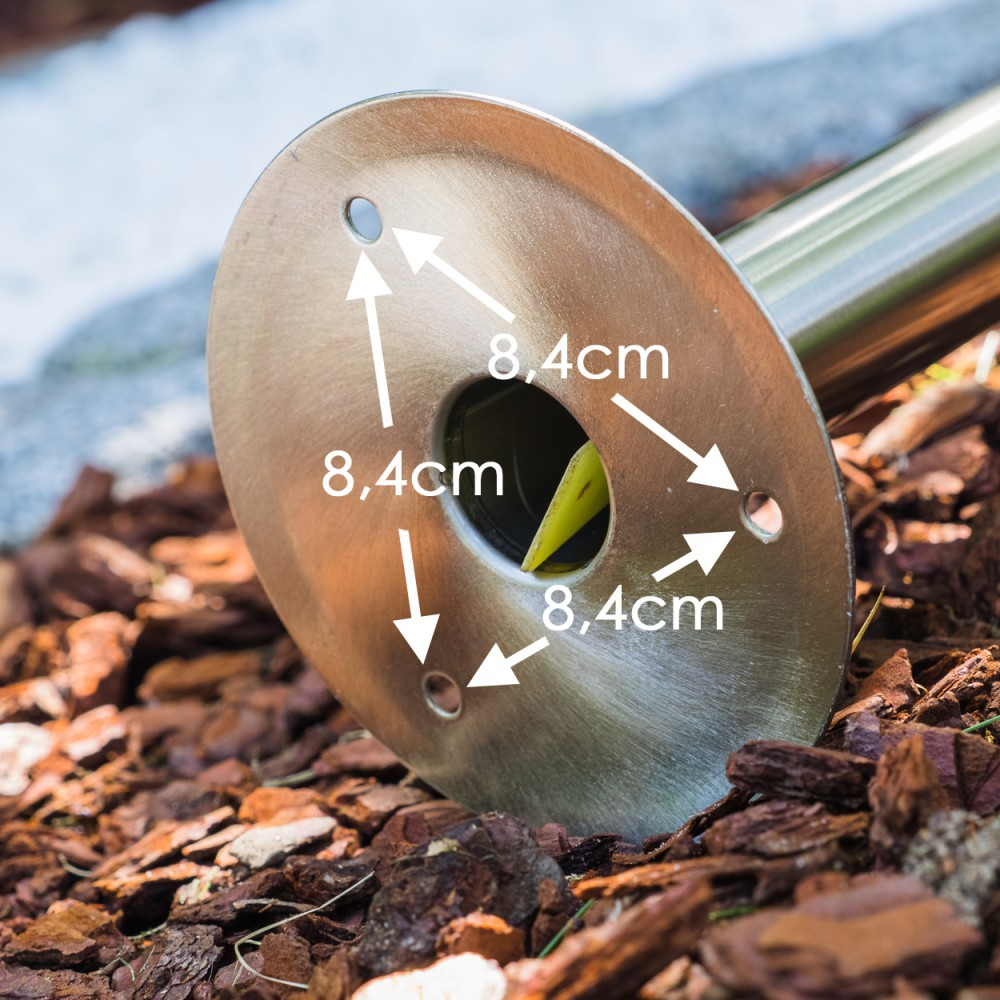 Ein Metallsockel einer Gartenleuchte mit drei Löchern und Messungen: 8,4 cm.
