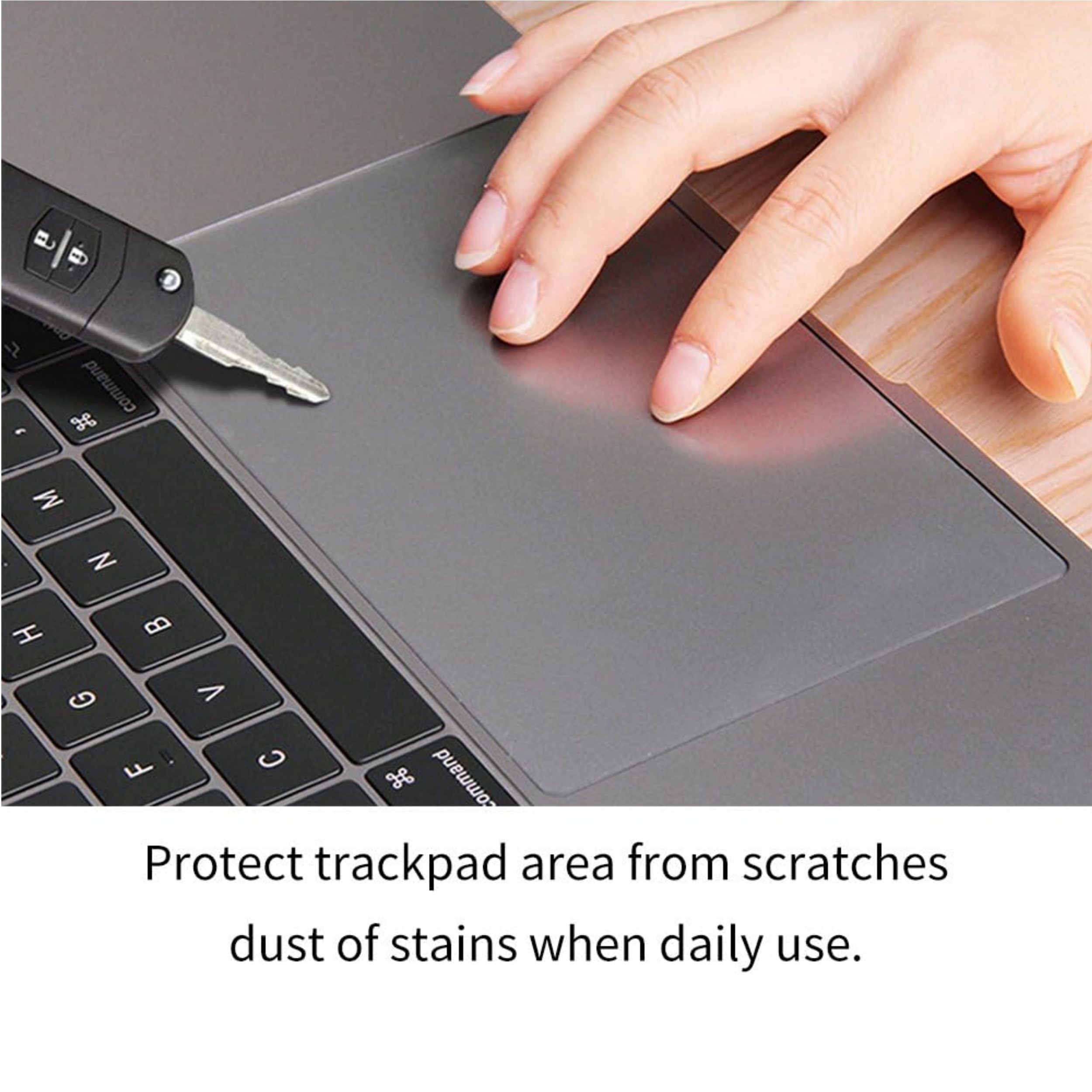 Eine Hand mit einem Schlüssel über einem Laptop-Trackpad mit Displayschutz. Text: Schützen Sie das Trackpad vor Kratzern und Flecken.