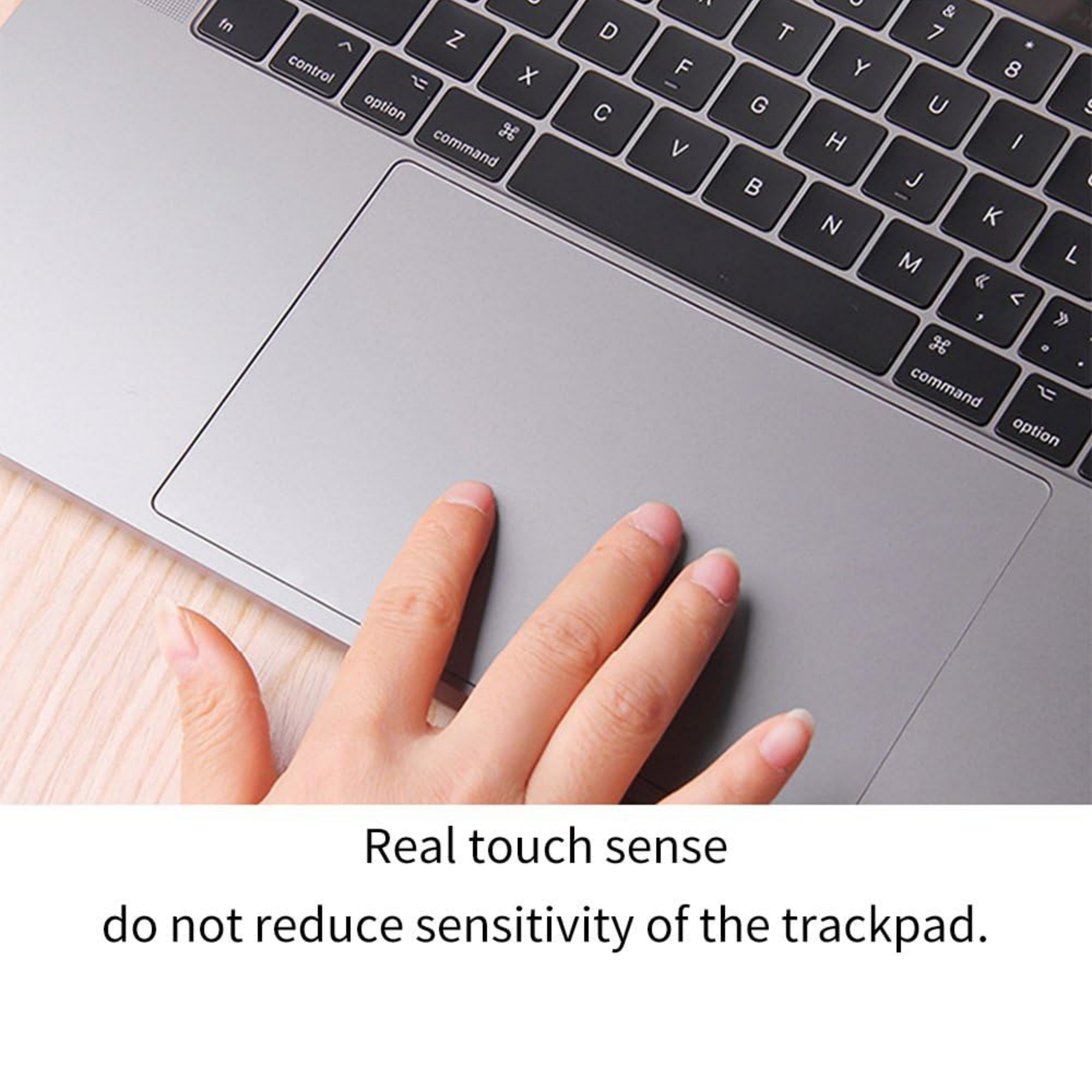 Eine Hand berührt ein Laptop-Trackpad. Der Hintergrund ist eine Tastatur.