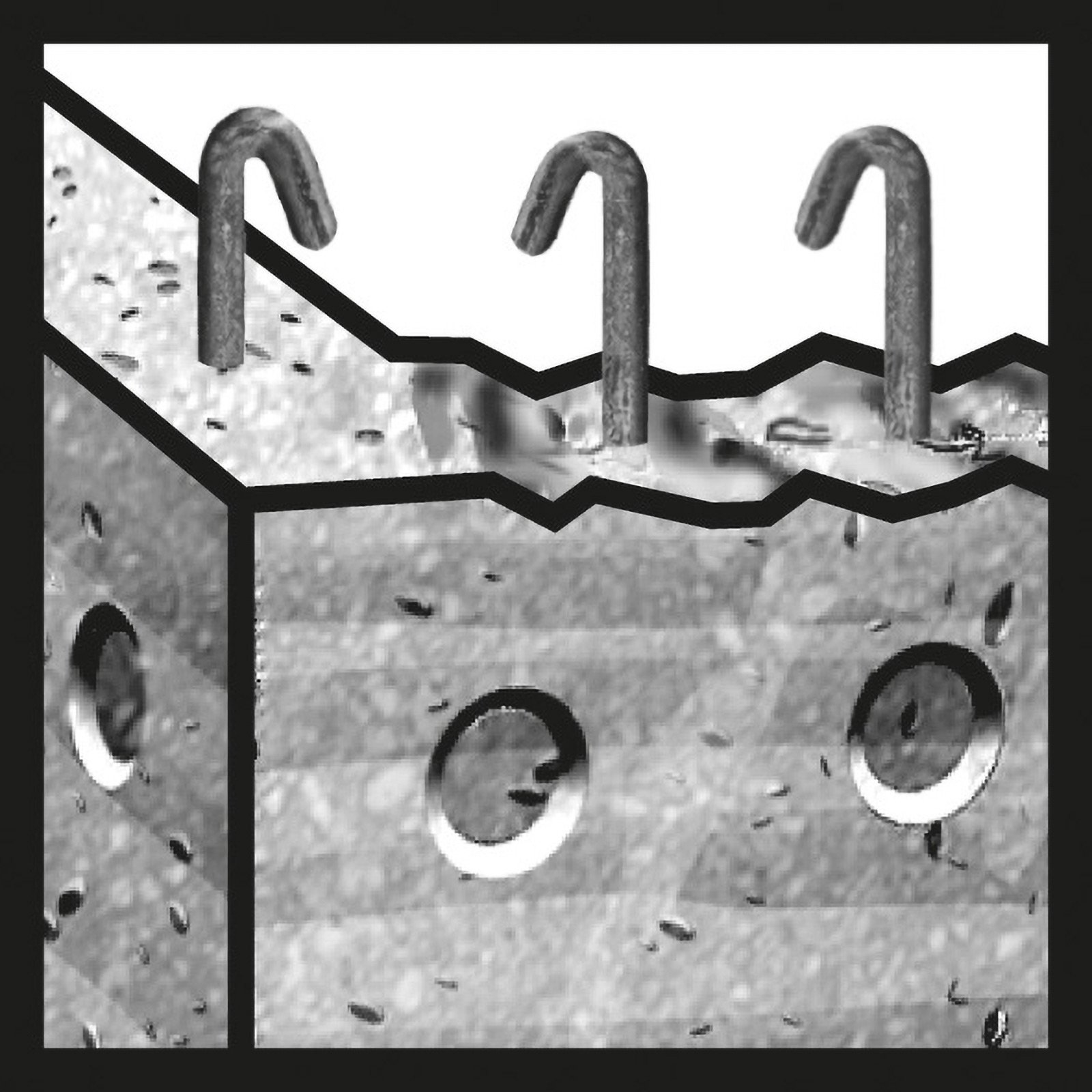 Ein Betonblock mit drei Metallhaken. Es gibt drei Löcher.
