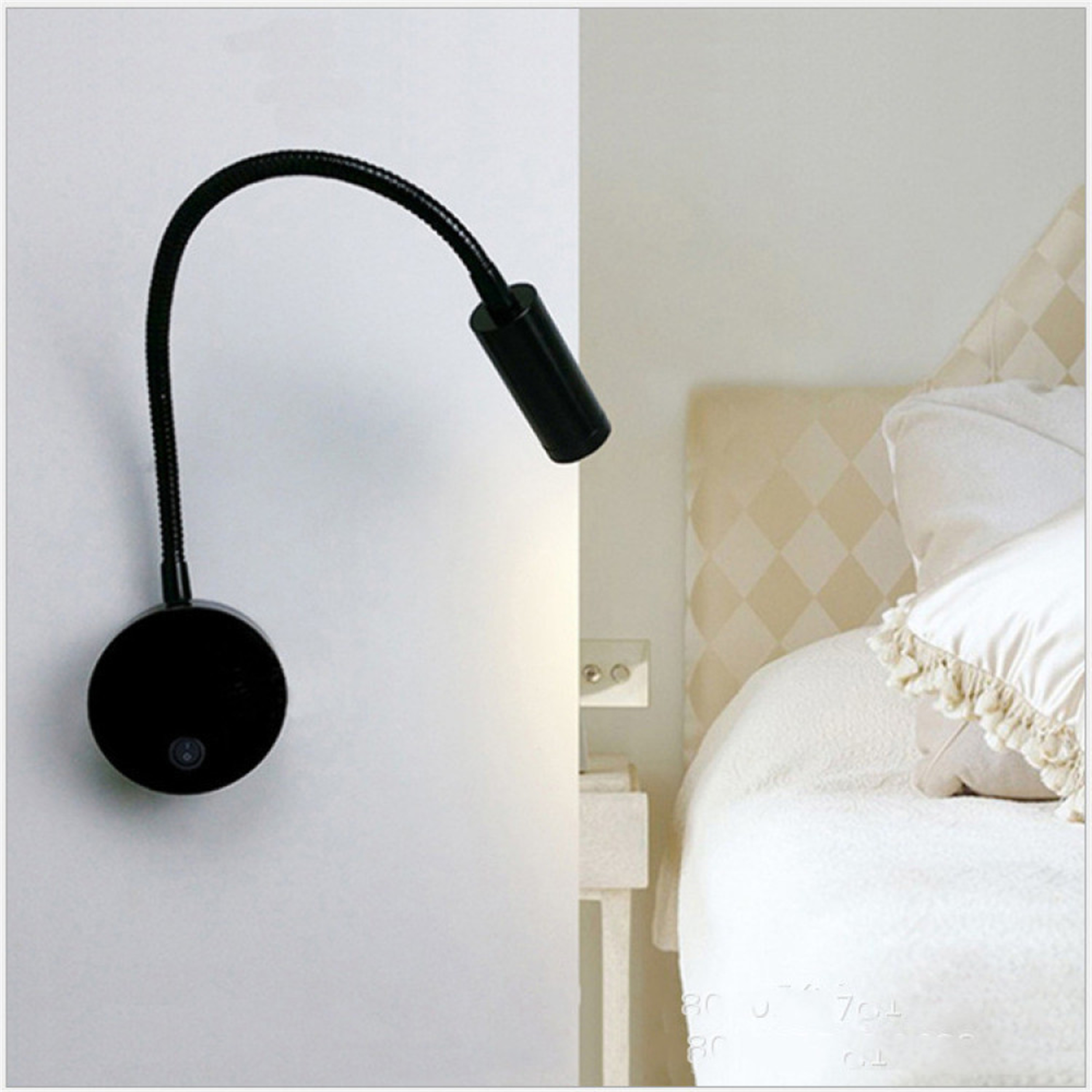 Leselampe an der Wand, mit einem Bett im Hintergrund.