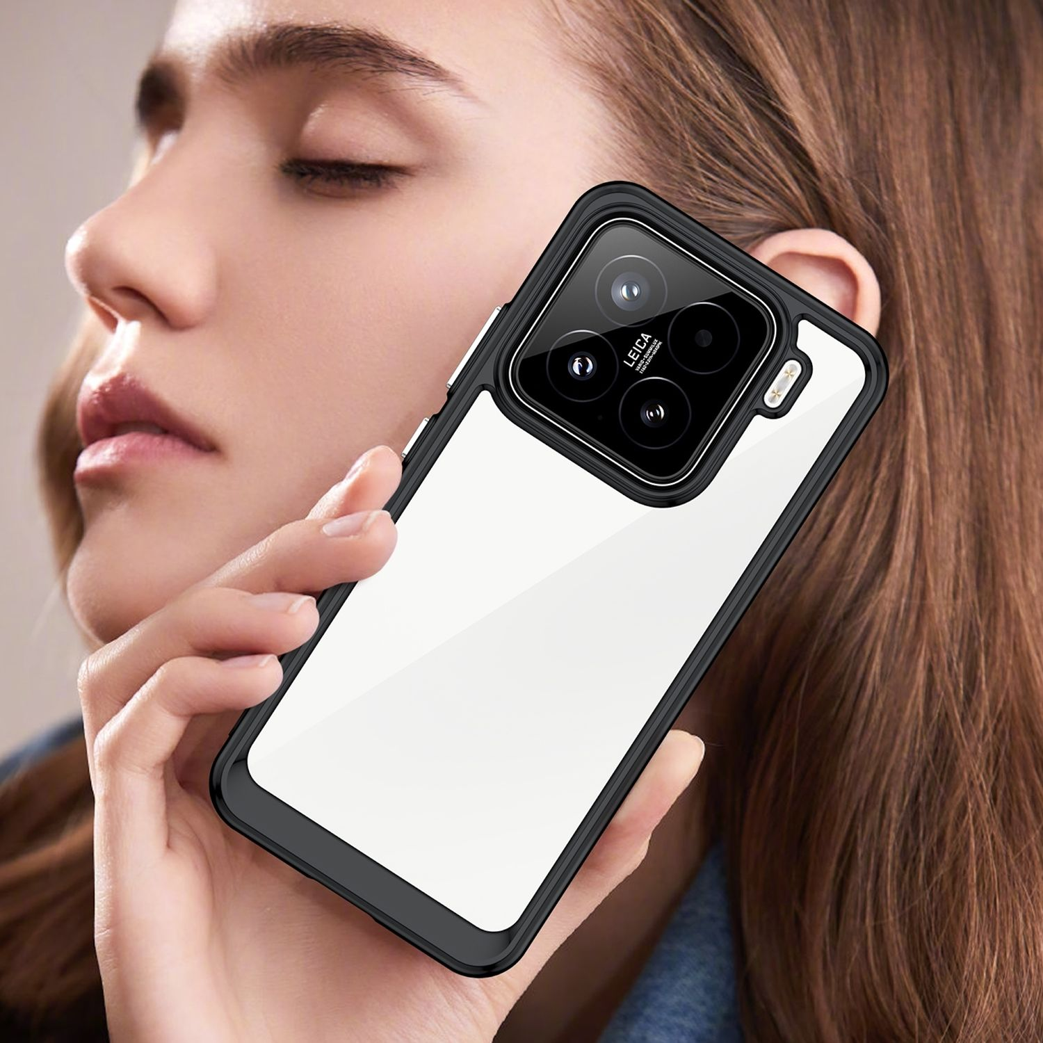 Eine Frau hält ein Telefon in einer schwarzen Hülle. Das Telefon hat eine klare Rückseite. Die Frau hat helle Haut und braune Haare.