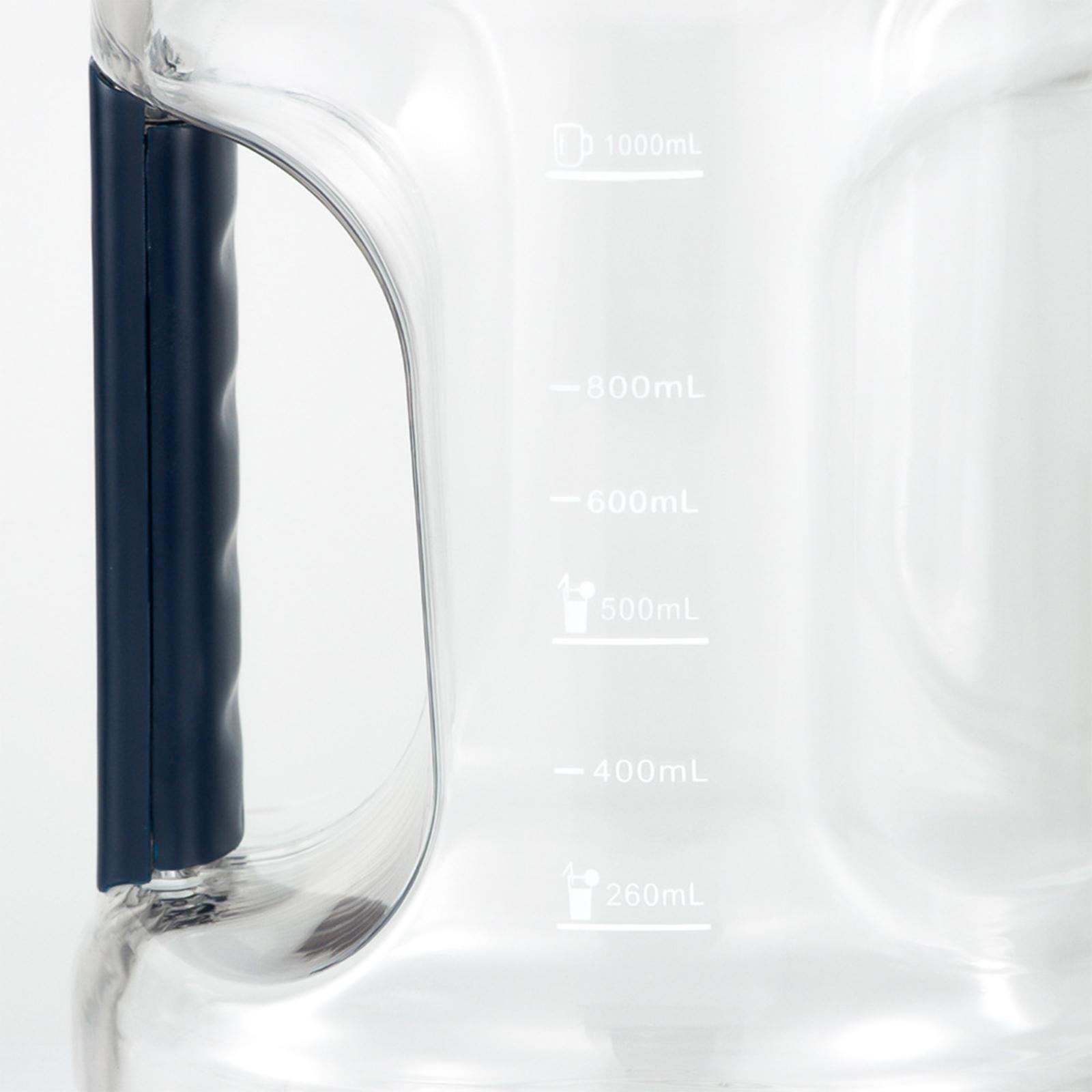 Nahaufnahme einer transparenten Wasserflasche mit blauem Griff und weißen Volumenmarkierungen.