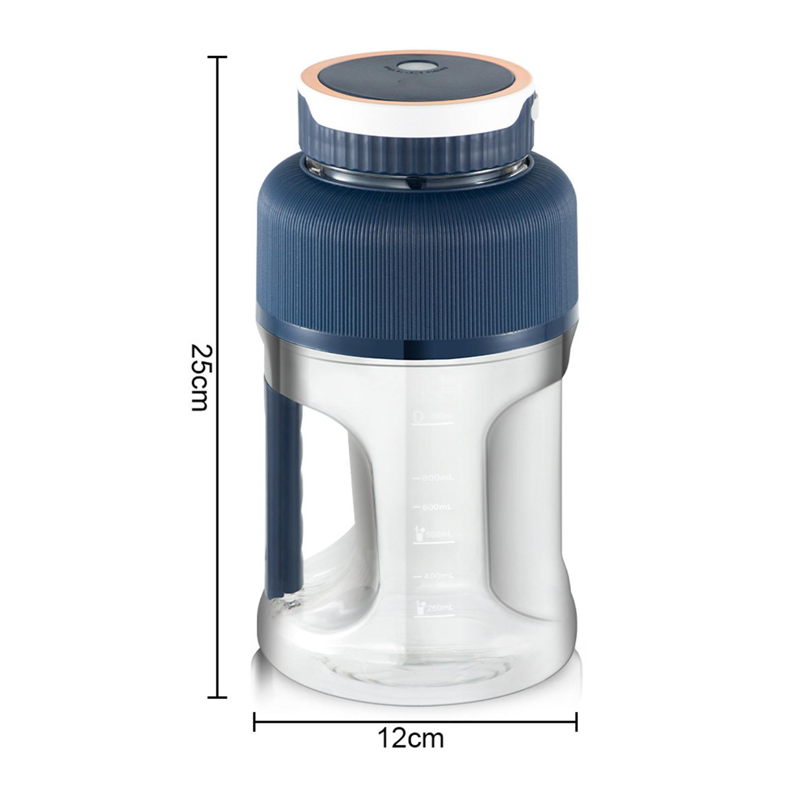 Eine hohe, blaue und transparente Wasserflasche mit beschrifteten Abmessungen. Es hat einen Griff und einen weißen Deckel.