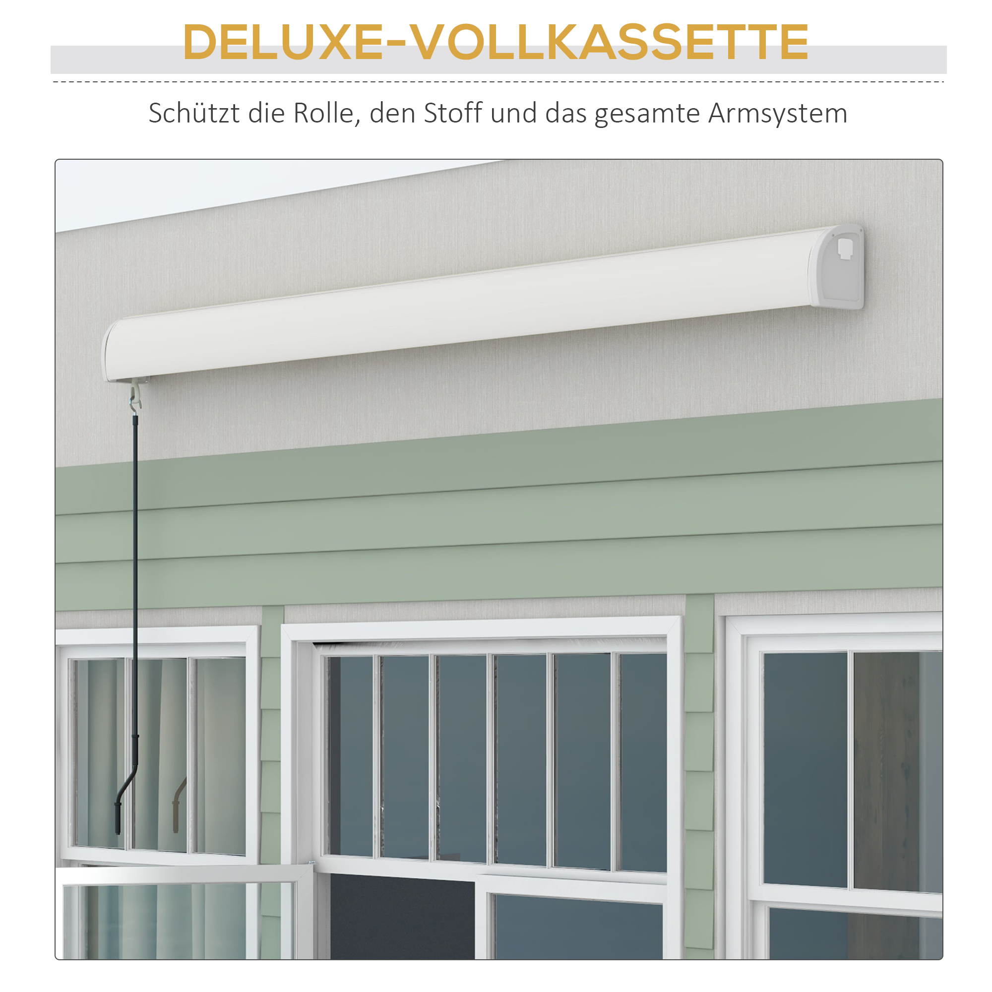 Eine weiße Markise an einer Wand mit grüner Verkleidung. Die Markise ist eingefahren.