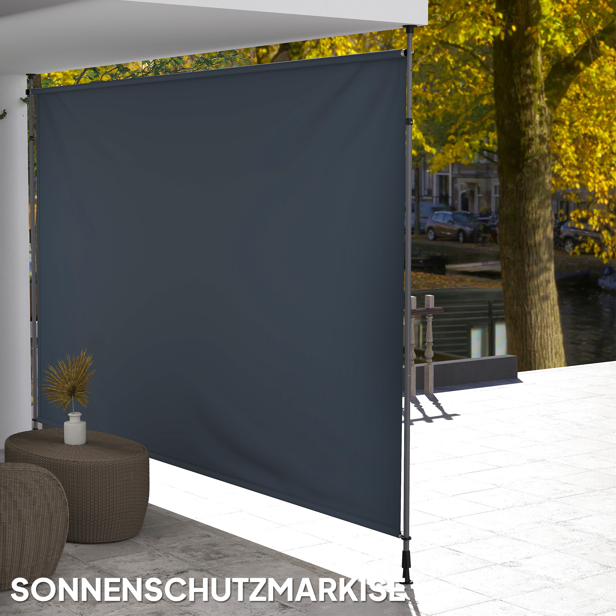 Grauer Sichtschutz auf einer Terrasse installiert, Text 'SONNENSCHUTZMARKISE' sichtbar.