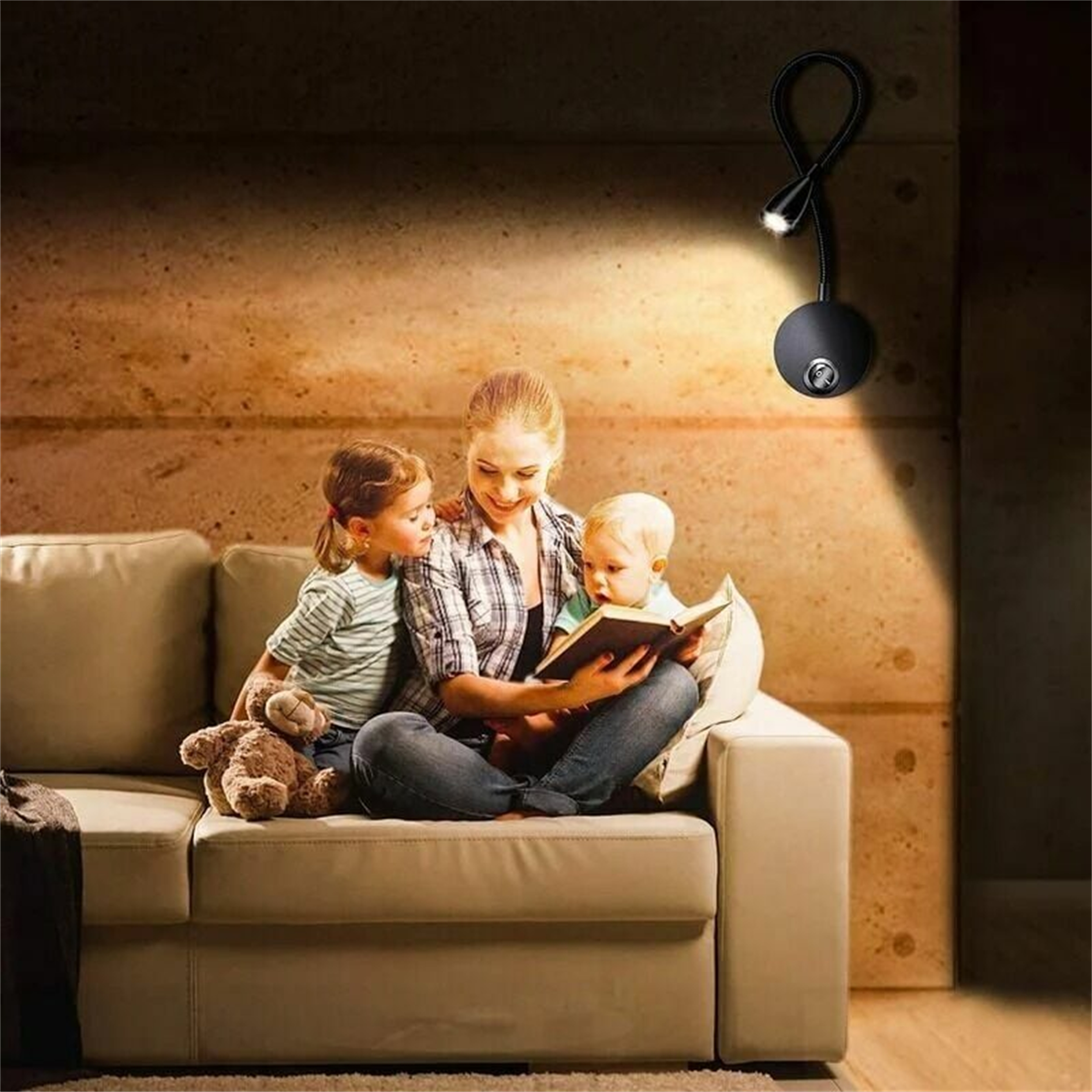 Eine Familie liest ein Buch unter dem Licht einer schwarzen Lampe mit flexiblem Hals an der Wand über einem Sofa.