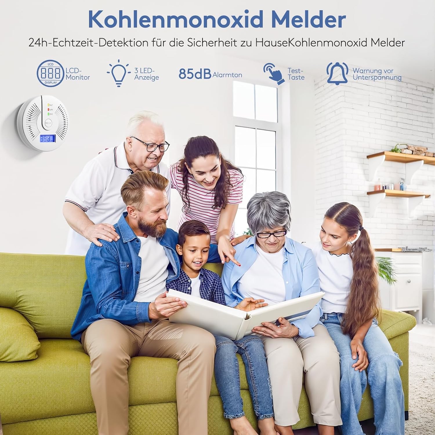 Eine Familie betrachtet ein Fotoalbum, links davon ein CO-Detektor. Oben steht ein Text, der das Produkt beschreibt.