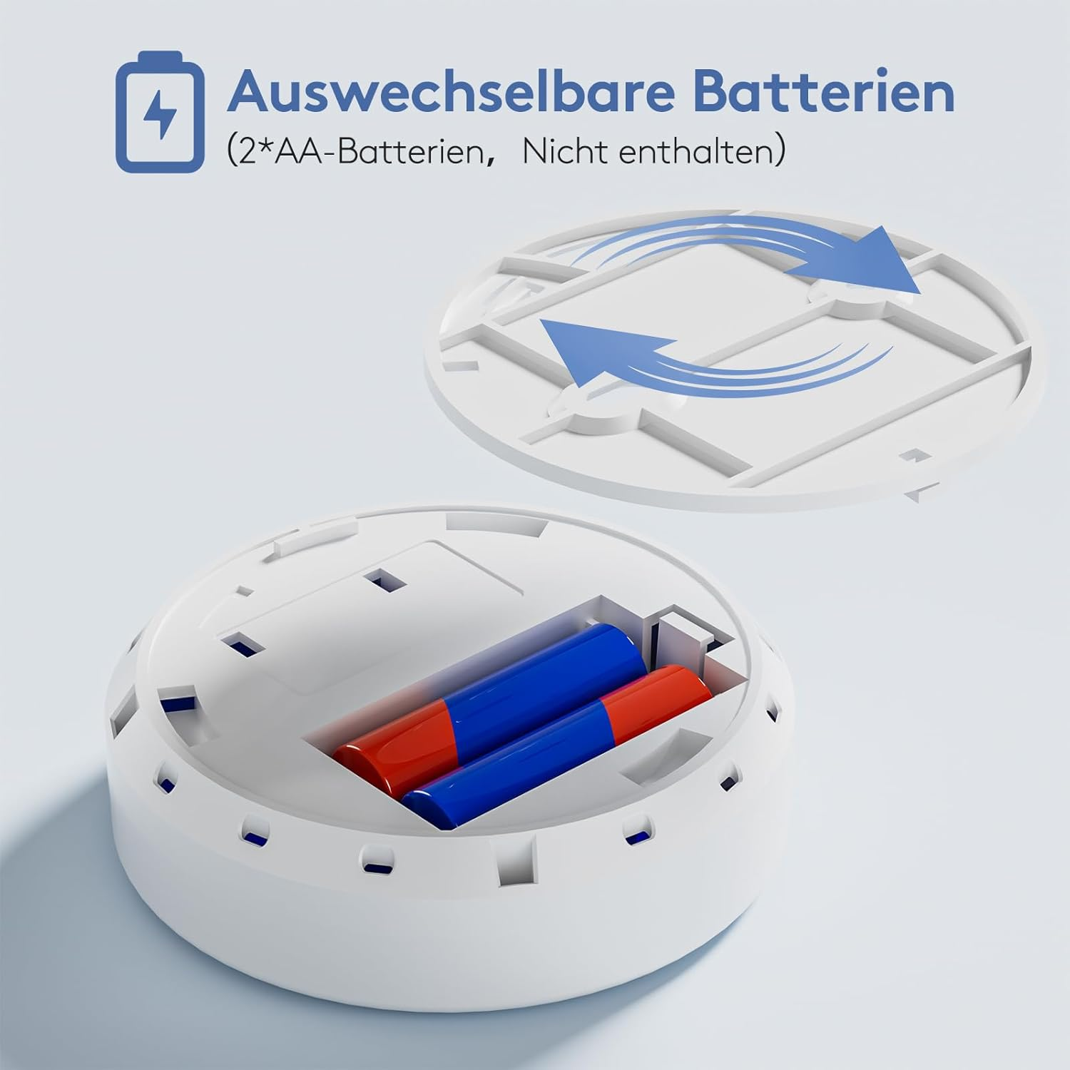 Das offene Fach eines weißen CO-Detektors, das zwei AA-Batterien im Inneren zeigt. Pfeile zeigen die Batterierichtung.