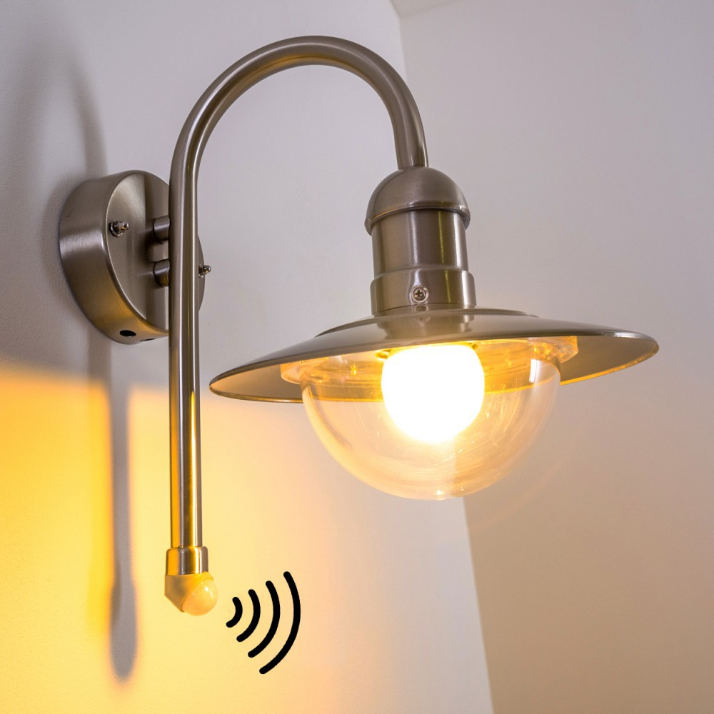 Eine wandmontierte Silberlampe mit gebogenem Arm und gewölbtem Glasschirm. Unten befindet sich ein Sensor.