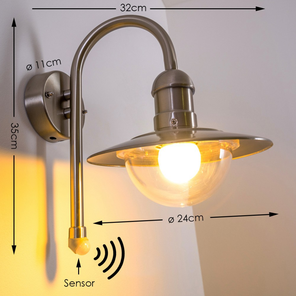 Eine wandmontierte Silberlampe mit gebogenem Arm und gewölbtem Glasschirm. Unten befindet sich ein Sensor.