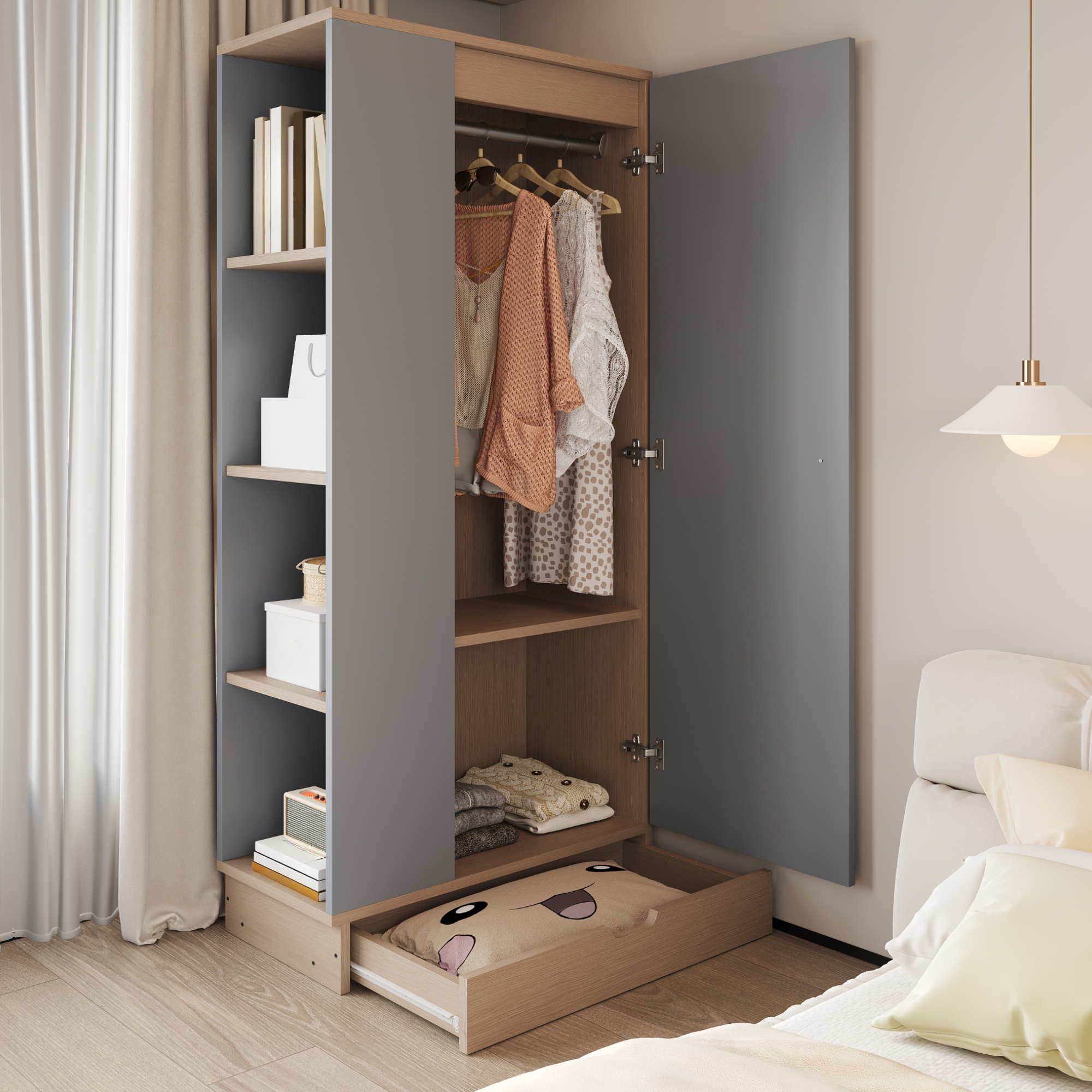 Ein Holzschrank mit offener Tür zeigt Kleidung an Kleiderbügeln, Regalen und einer Schublade. Licht von einem Fenster rechts.