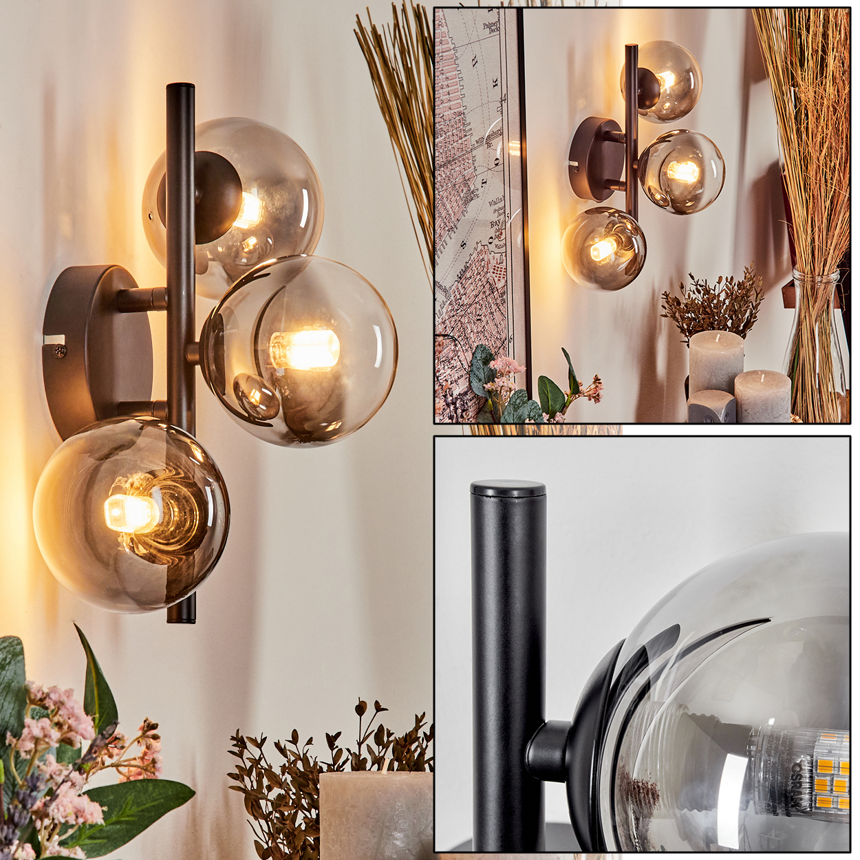 Wandleuchten mit drei Glasschirmen. Warmes Licht geht von den Glühbirnen aus. Die Leuchte ist an einer weißen Wand.
