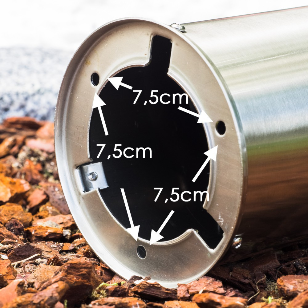 Nahaufnahme der Basis einer silbernen Lampe. Zeigt Löcher und Maße von jeweils 7,5 cm.
