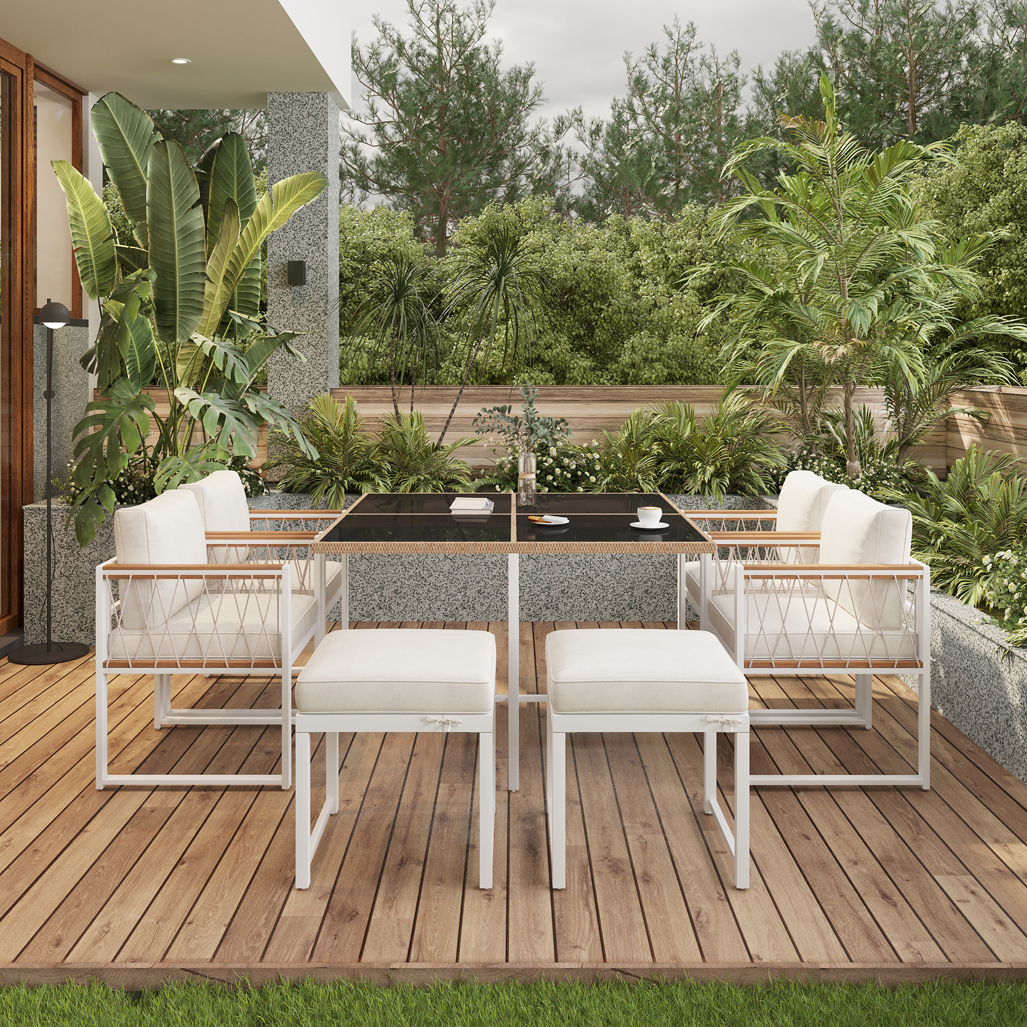 Szene einer Terrasse im Freien mit weißen Möbeln, Holzterrasse und üppigem Grün im Hintergrund.