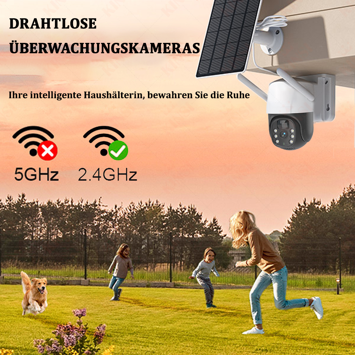 Eine Überwachungskamera mit Solarpanel, mit Menschen und einem Hund auf einer Wiese.
