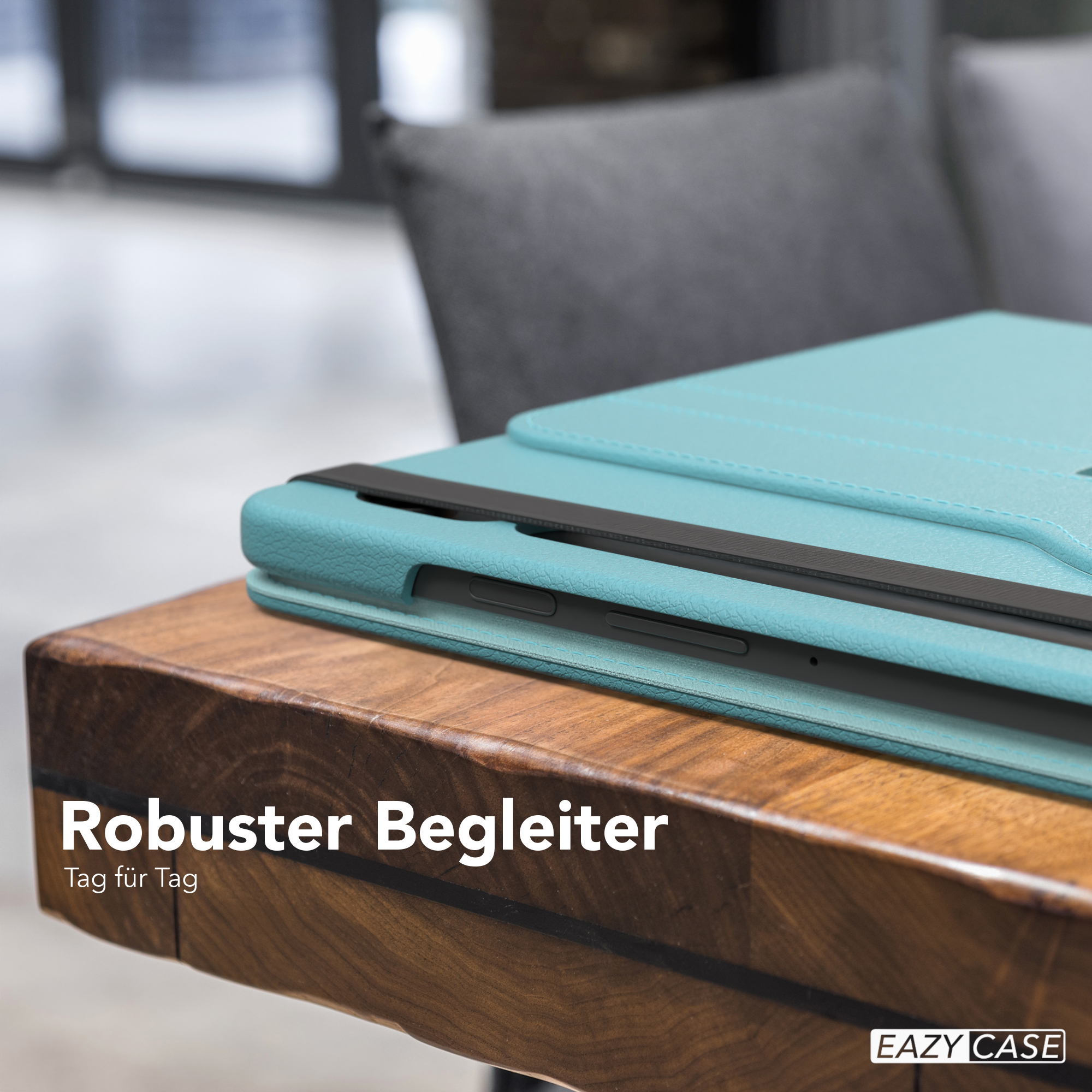 Hellblaues Tablet-Case auf Holztisch. Text: 'Robuster Begleiter'. EAZY CASE Logo.