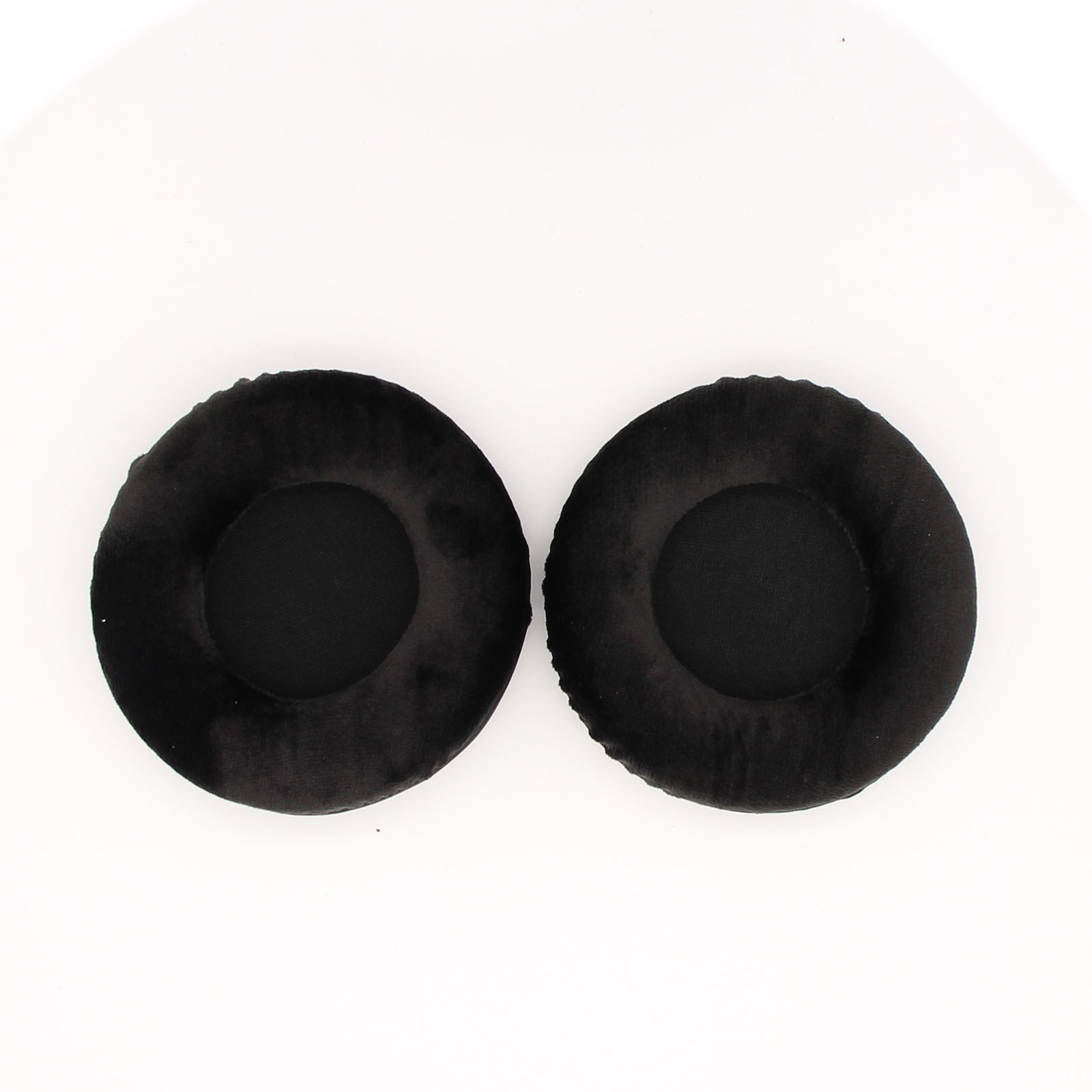 Due cuscinetti auricolari neri e rotondi per cuffie su sfondo bianco, con interno nero.