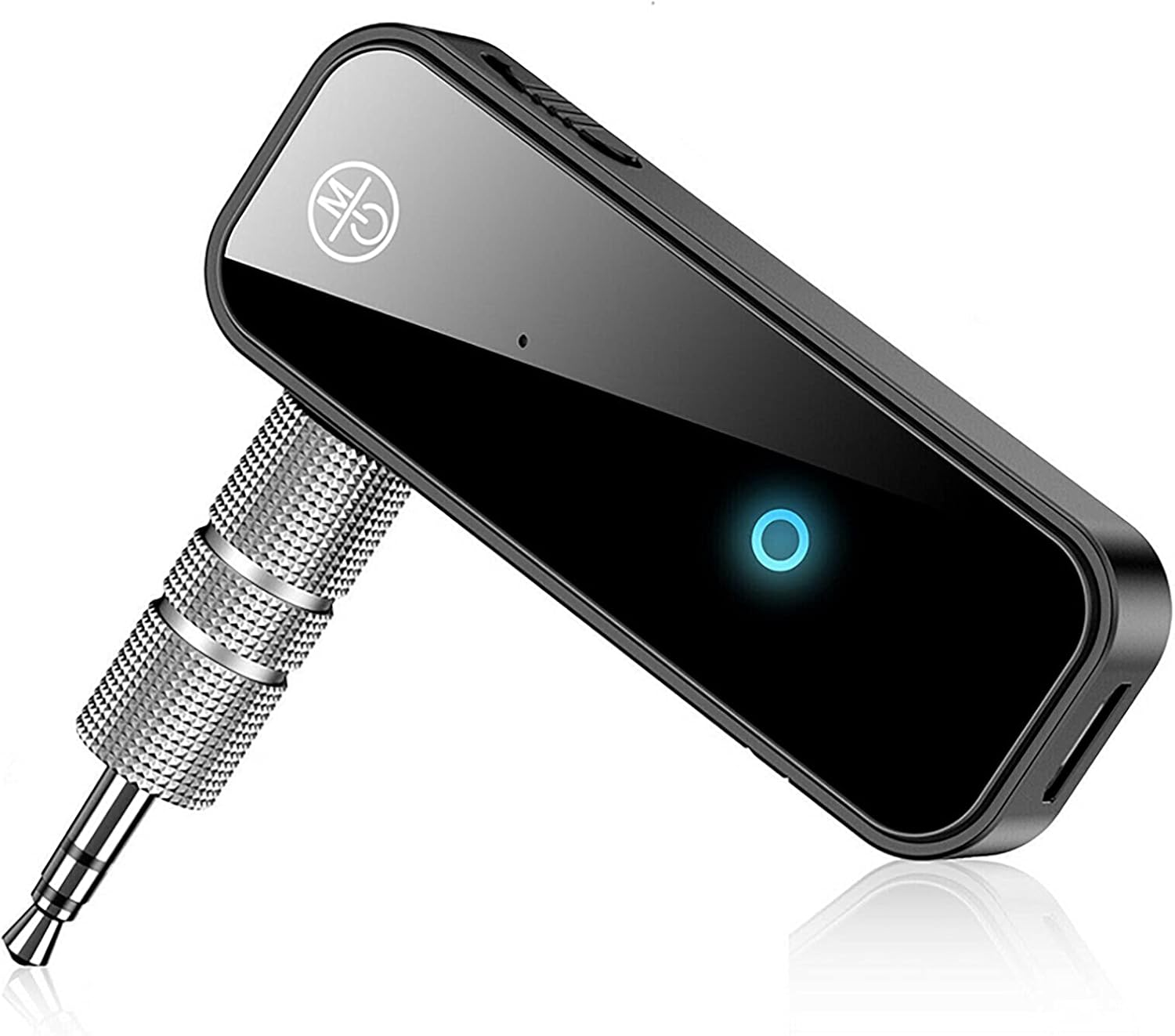 Schwarzer Audioadapter mit Silberstecker. Es hat ein blaues Licht.