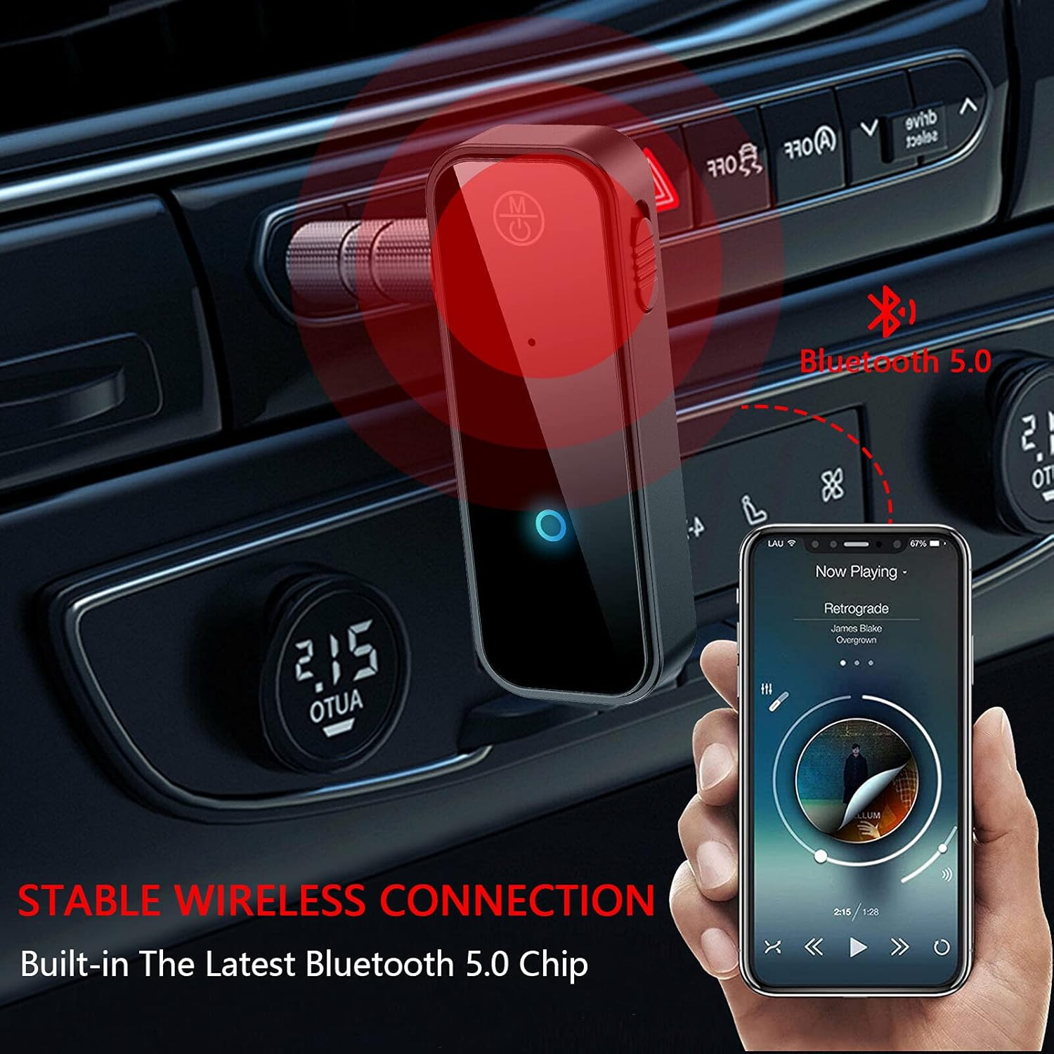 Schwarzes Bluetooth-Gerät im Auto. Rotes Licht. Ein Telefon wird gezeigt. Das Gerät ist im Auto angeschlossen.