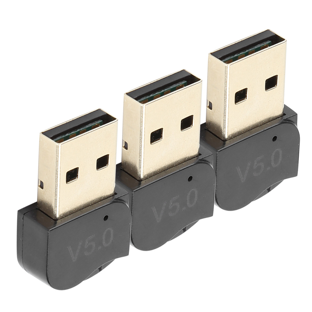 Drei USB-Adapter in einer Reihe, nach rechts abgewinkelt. Sie sind schwarz und goldfarben.