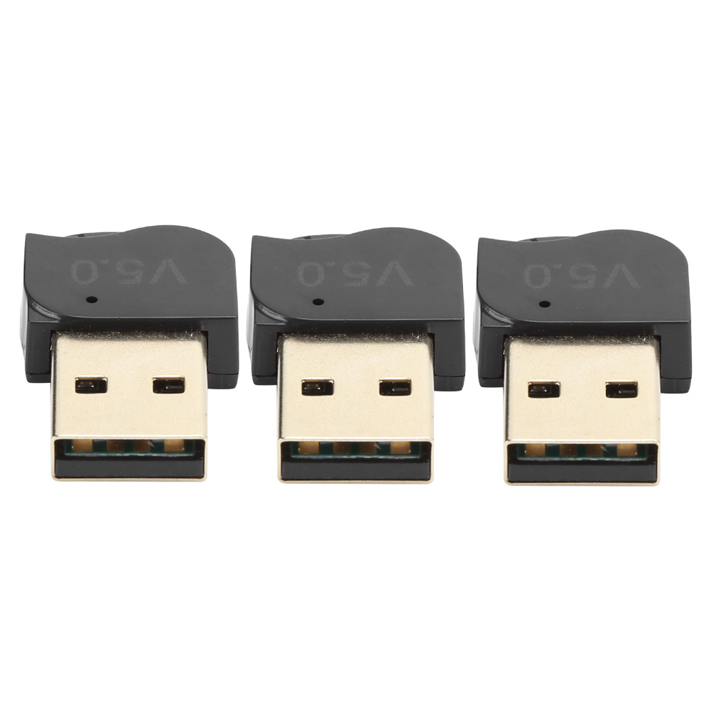 Drei schwarze USB-Adapter mit Goldanschlüssen sind in einer Reihe angeordnet.