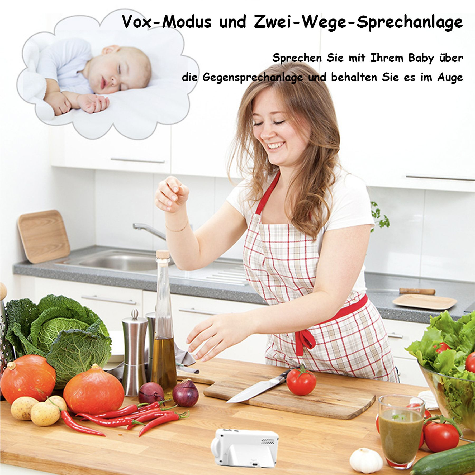Frau in einer Küche, lächelnd, benutzt beim Kochen einen Babyphone.