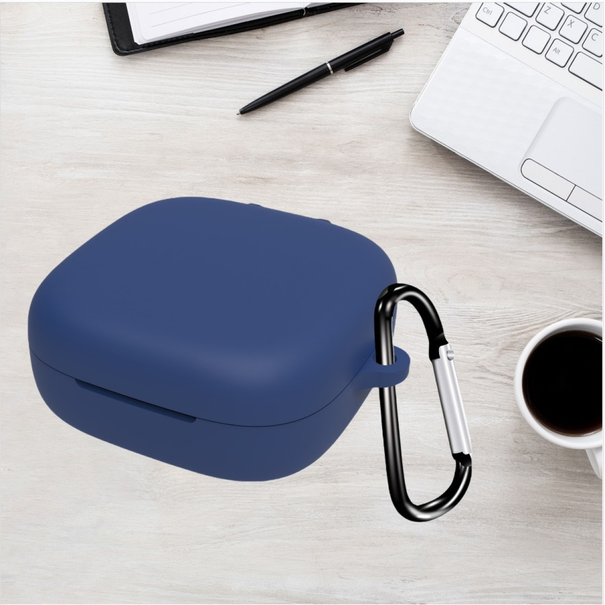 Custodia per auricolari blu scuro con moschettone nero, su una scrivania con laptop e tazza di caffè. Vista dall'alto.