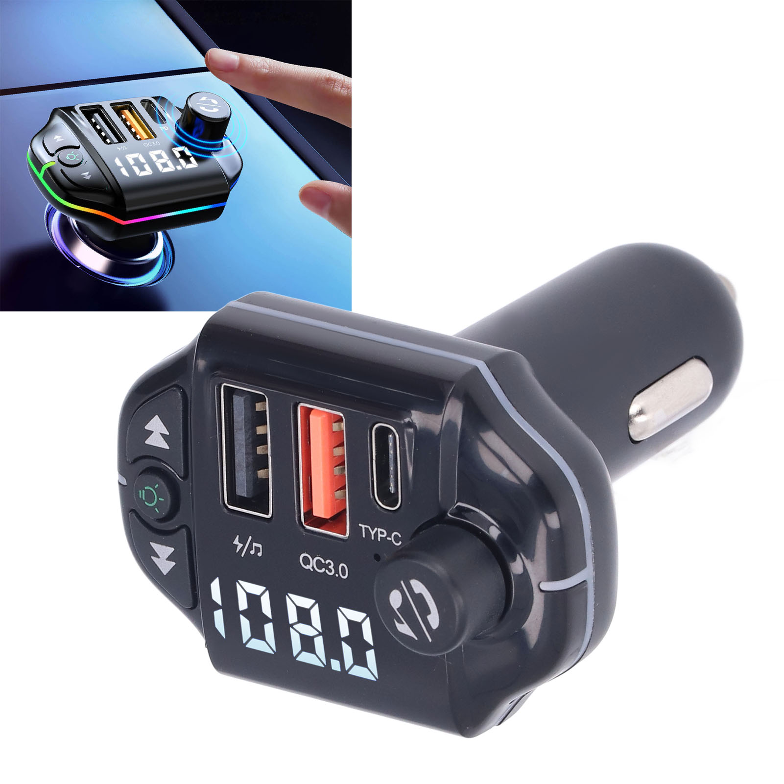 Ein schwarzer Auto-Adapter mit mehreren USB-Anschlüssen und einem Digitaldisplay mit der Anzeige 108.0. Finger berührt den Adapter.