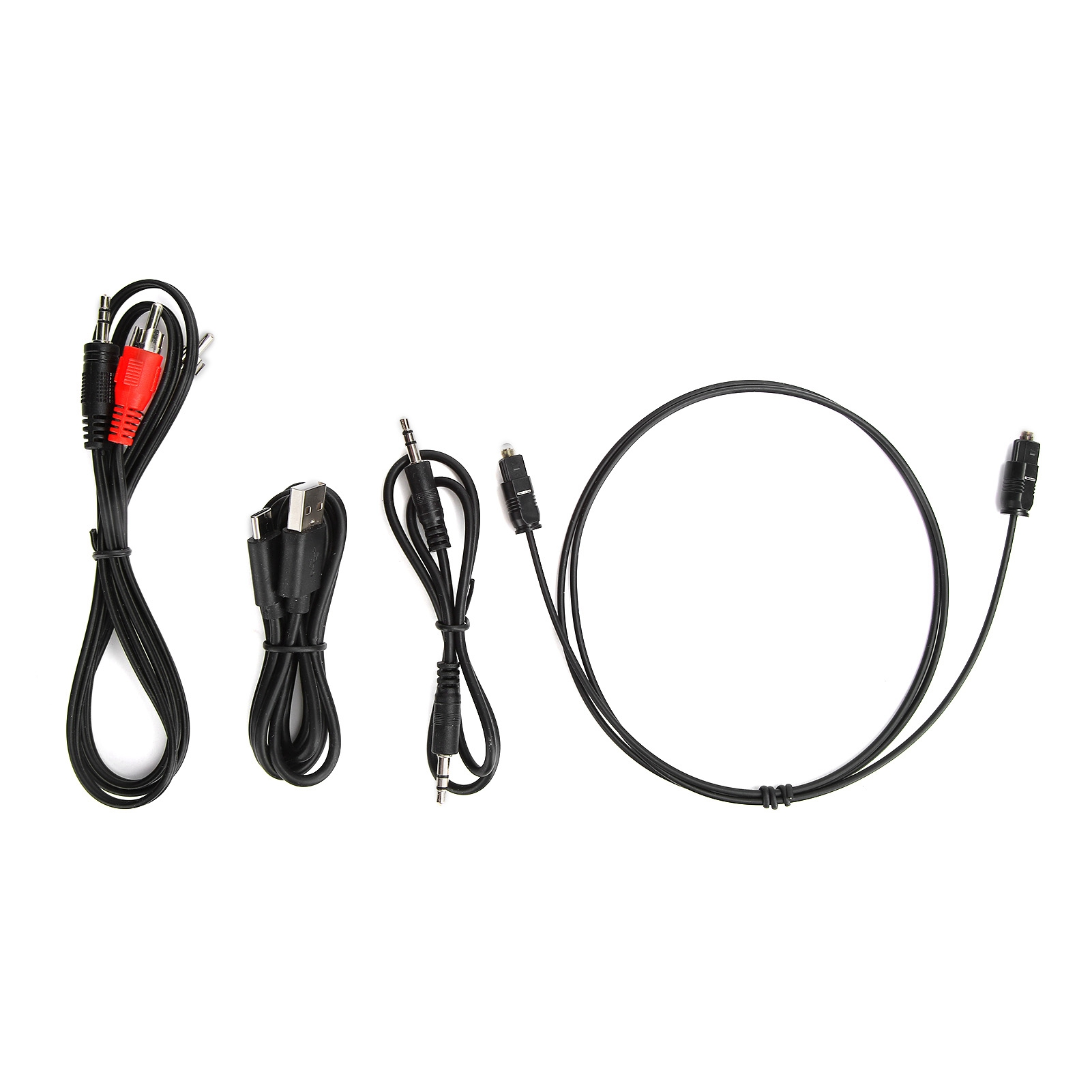 Fünf schwarze Kabel mit verschiedenen Anschlüssen: Audio-, USB- und optische Audiokabel.