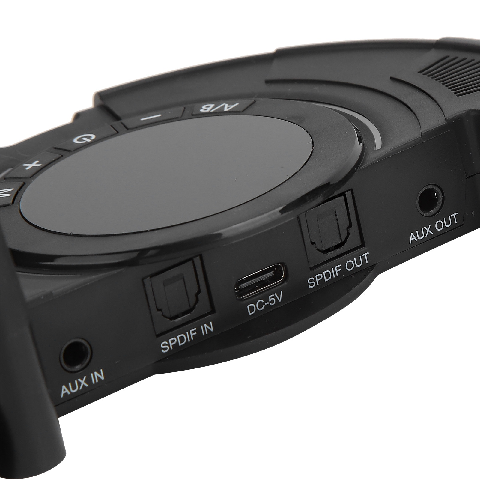 Nahaufnahme der Rückseite eines schwarzen Audio-Senders/Empfängers mit Anschlüssen: Aux In, Aux Out, SPDIF In/Out und DC.