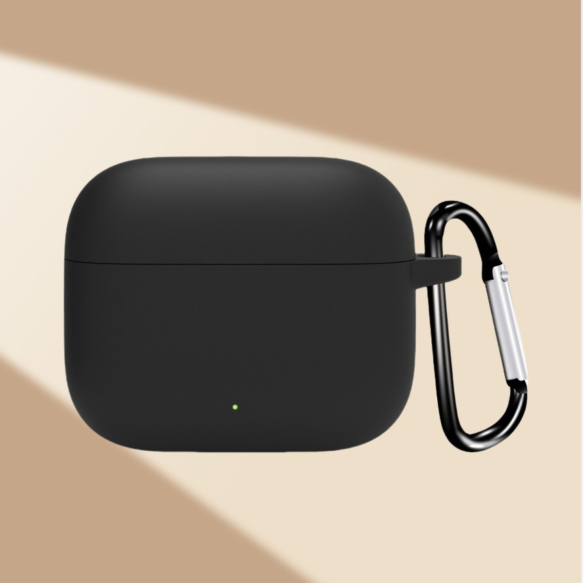 Schwarzes AirPods-Etui mit Karabinerhaken. Das Etui befindet sich auf einem hellbraunen Hintergrund.