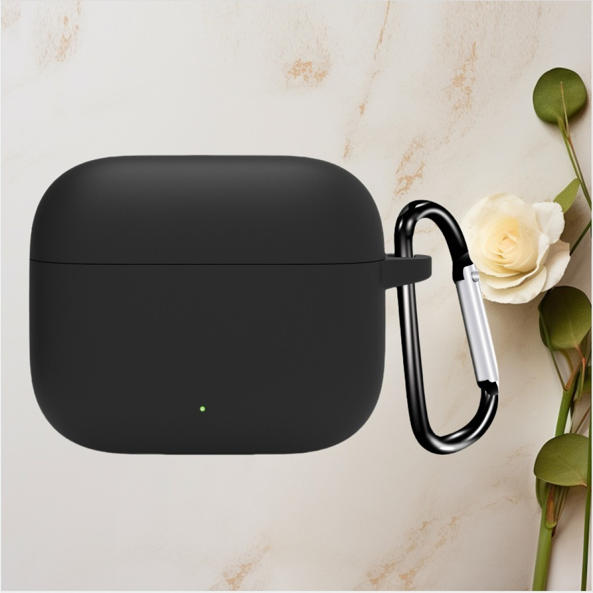 Schwarzes AirPods-Etui mit Karabiner und einer weißen Rose und Blättern im Hintergrund.