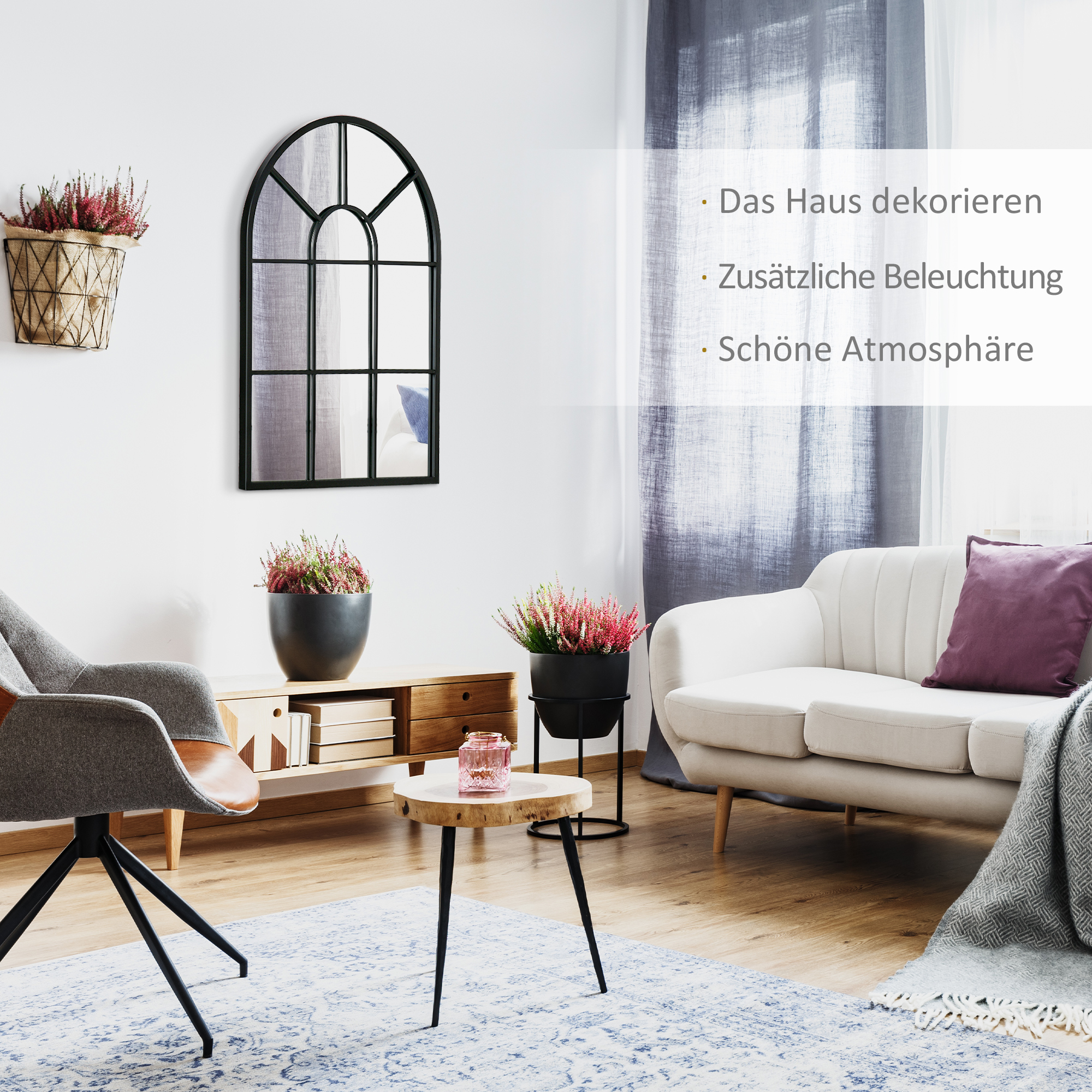 Ein Raum mit einem schwarzen, gewölbten Spiegel, einem weißen Sofa und Topfpflanzen. Der Text lautet 'Haus dekorieren'.