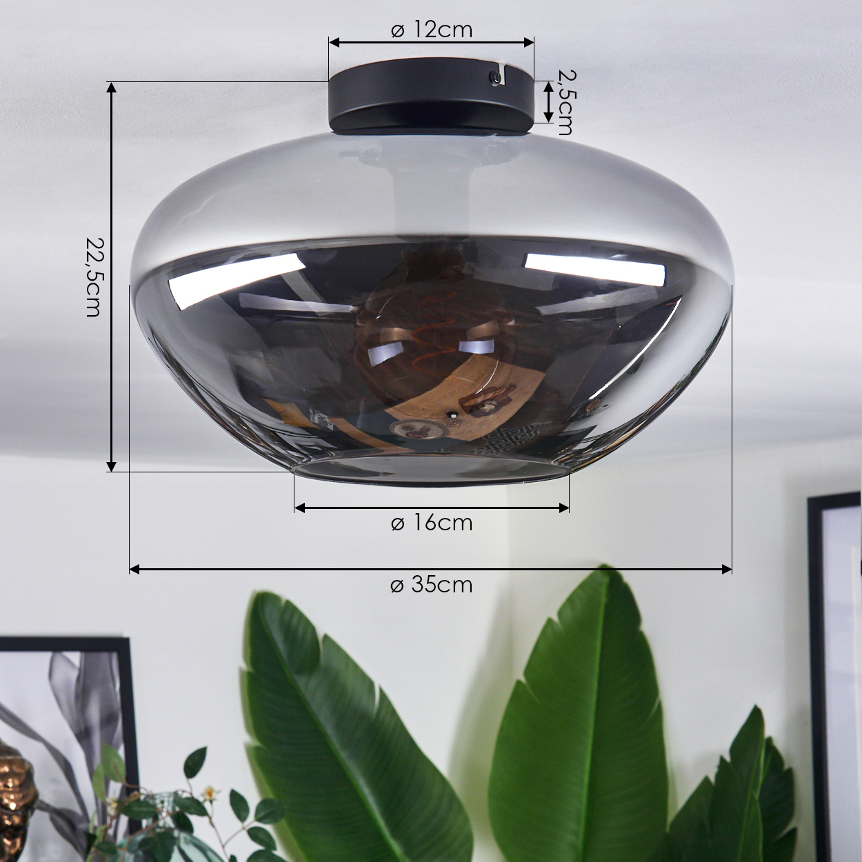Graue Glasdeckenleuchte mit Abmessungen. Die Lampe ist rund mit schwarzem Sockel.