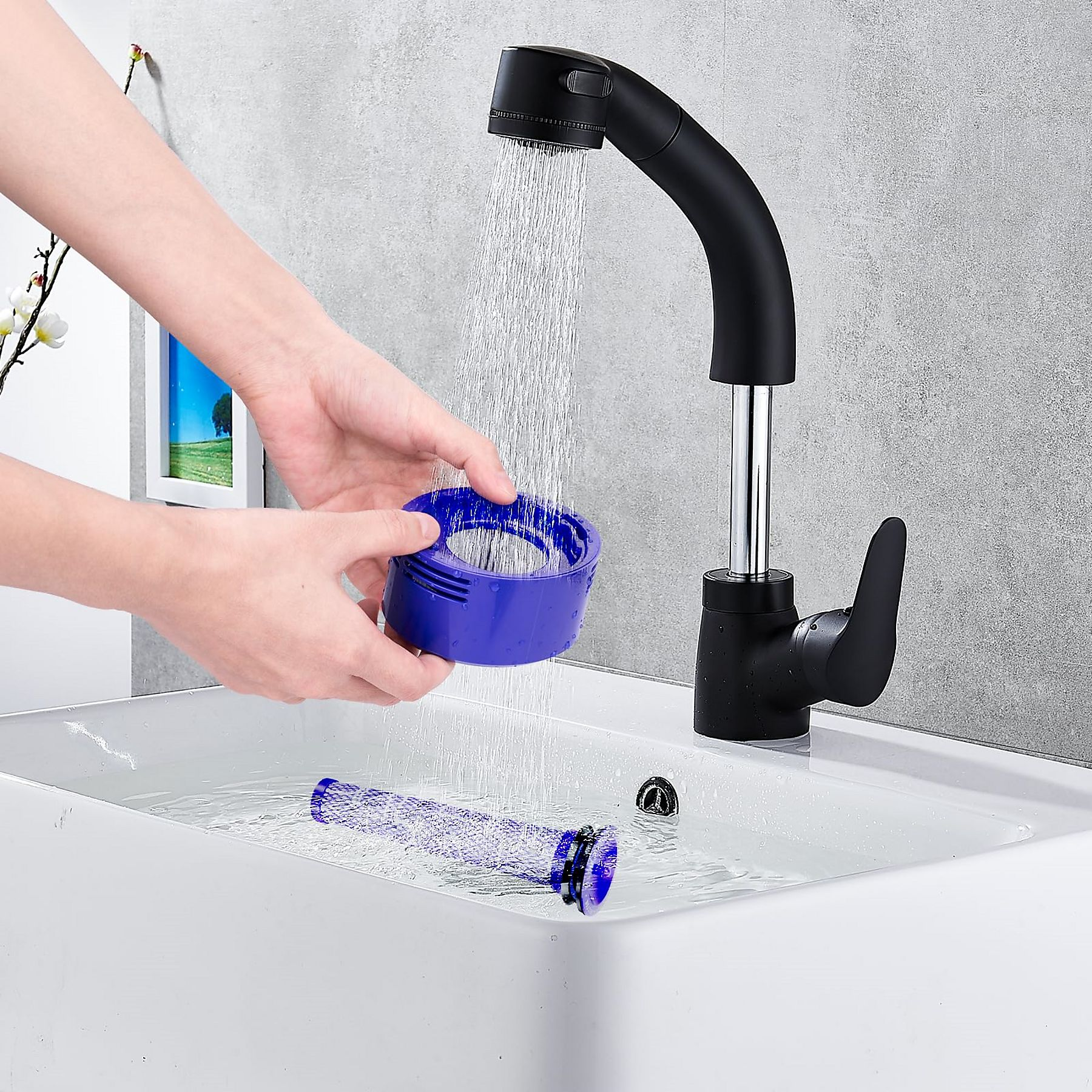 Eine Person wäscht einen Staubsaugerfilter unter einem Wasserhahn. Es gibt ein Waschbecken und einen Wasserhahn.